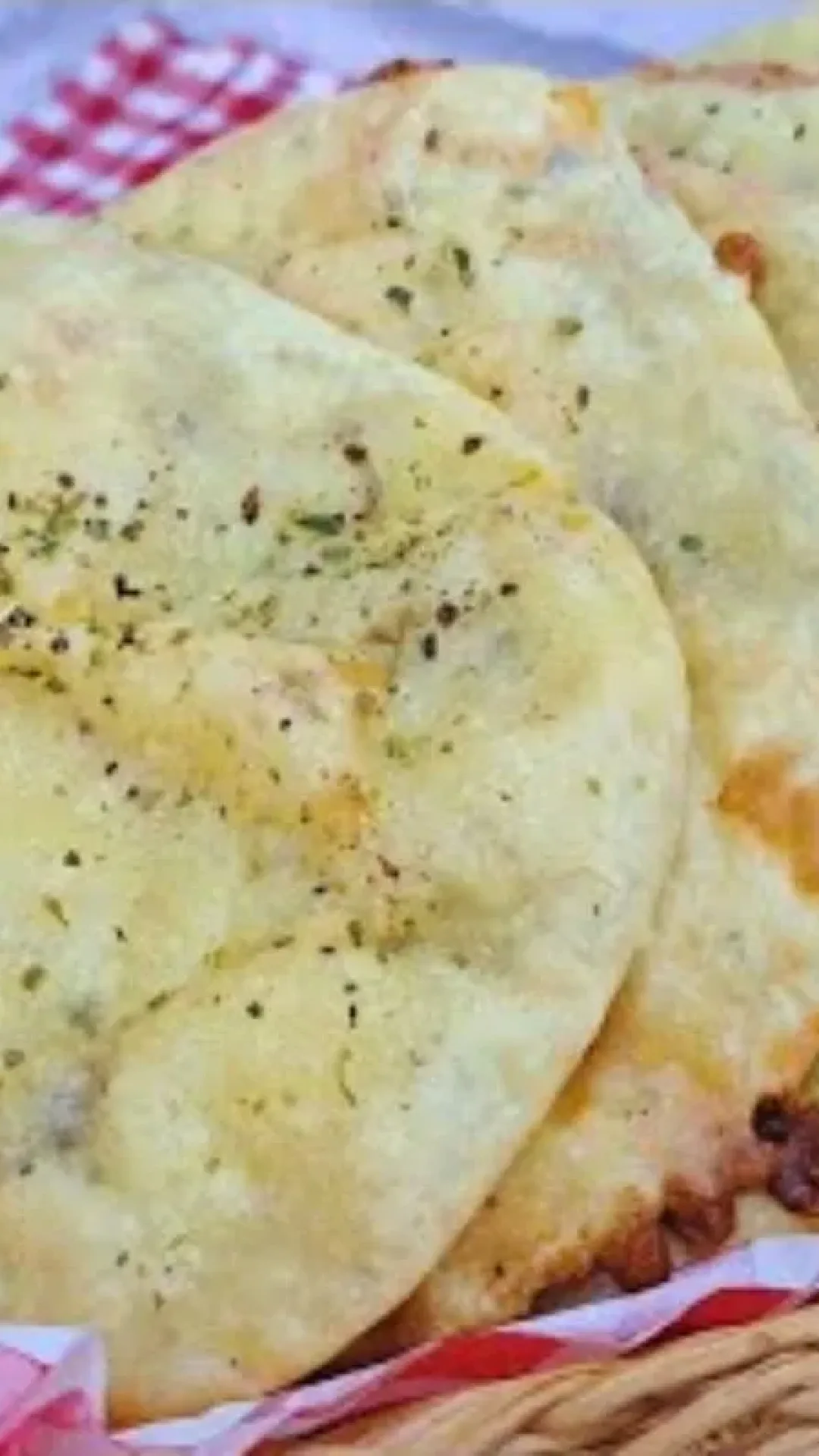Pão pita de iogurte recheado com muçarela que derrete e estica