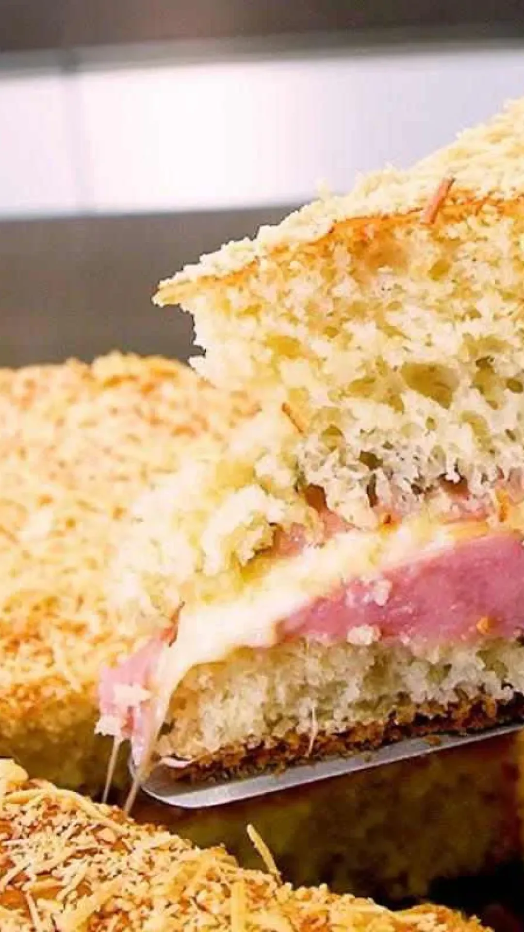 Pão recheado caseiro que fica delicioso e é muito fácil de preparar