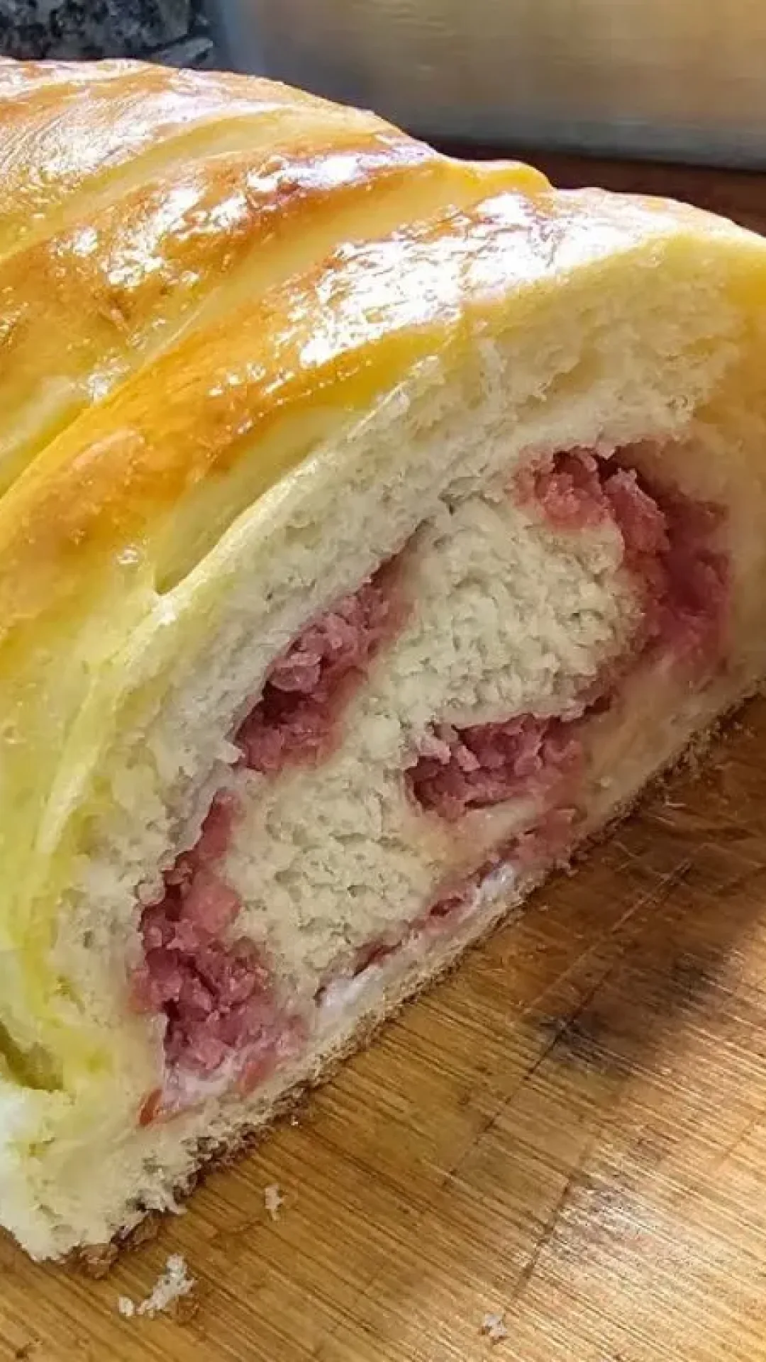 Pão recheado com calabresa, com uma massa leve e fofa e muito requeijão cremoso, ideal para o seu lanche