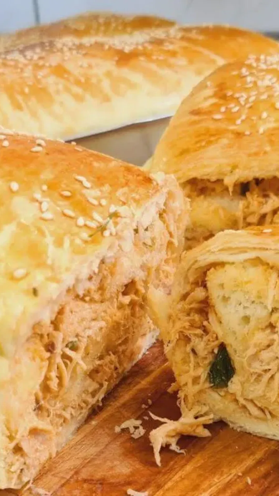 Pão recheado com frango fica divino e não é nada difícil de preparar