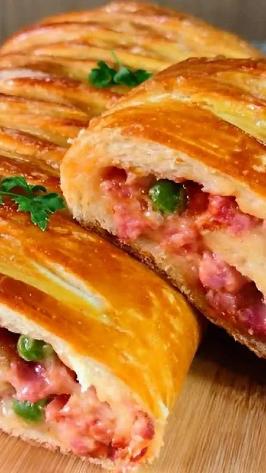 Pão recheado com linguiça e requeijão muito fofinho saboroso e perfeito para o lanche