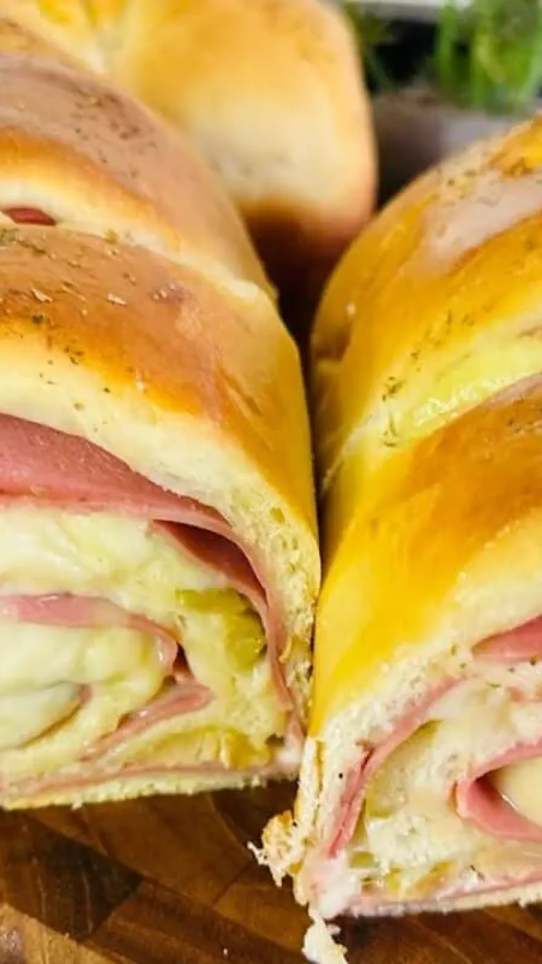 Pão recheado com mostarda e queijo para servir no lanche da tarde e agradar todo mundo