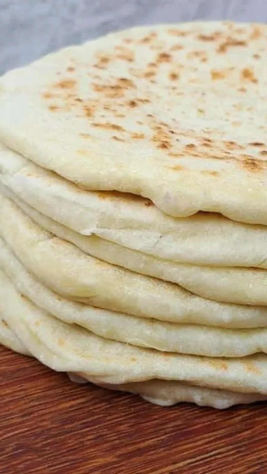 Pão sírio em uma receita caseira bem fácil de fazer para você substituir o pãozinho francês