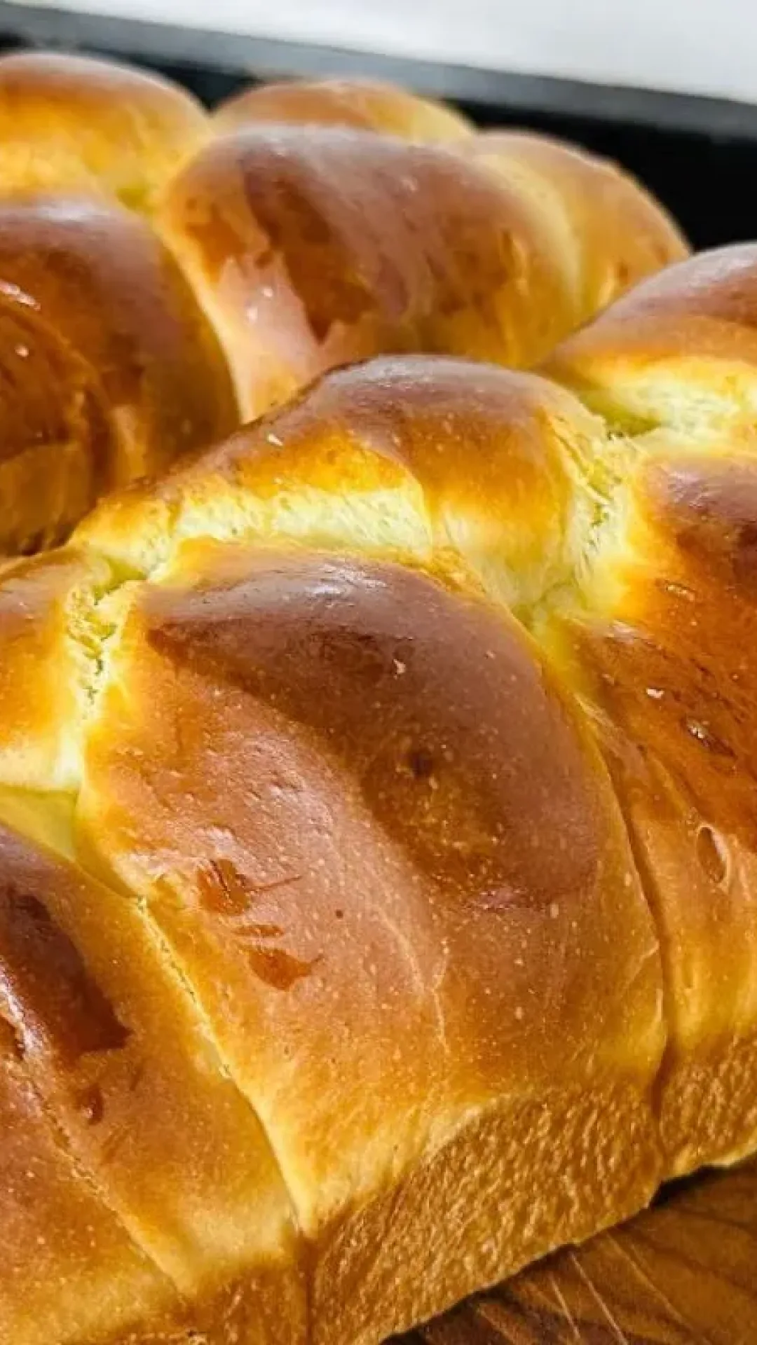 Pão sovado caseiro fofinho como algodão e perfeito para o café da tarde com manteiga derretendo