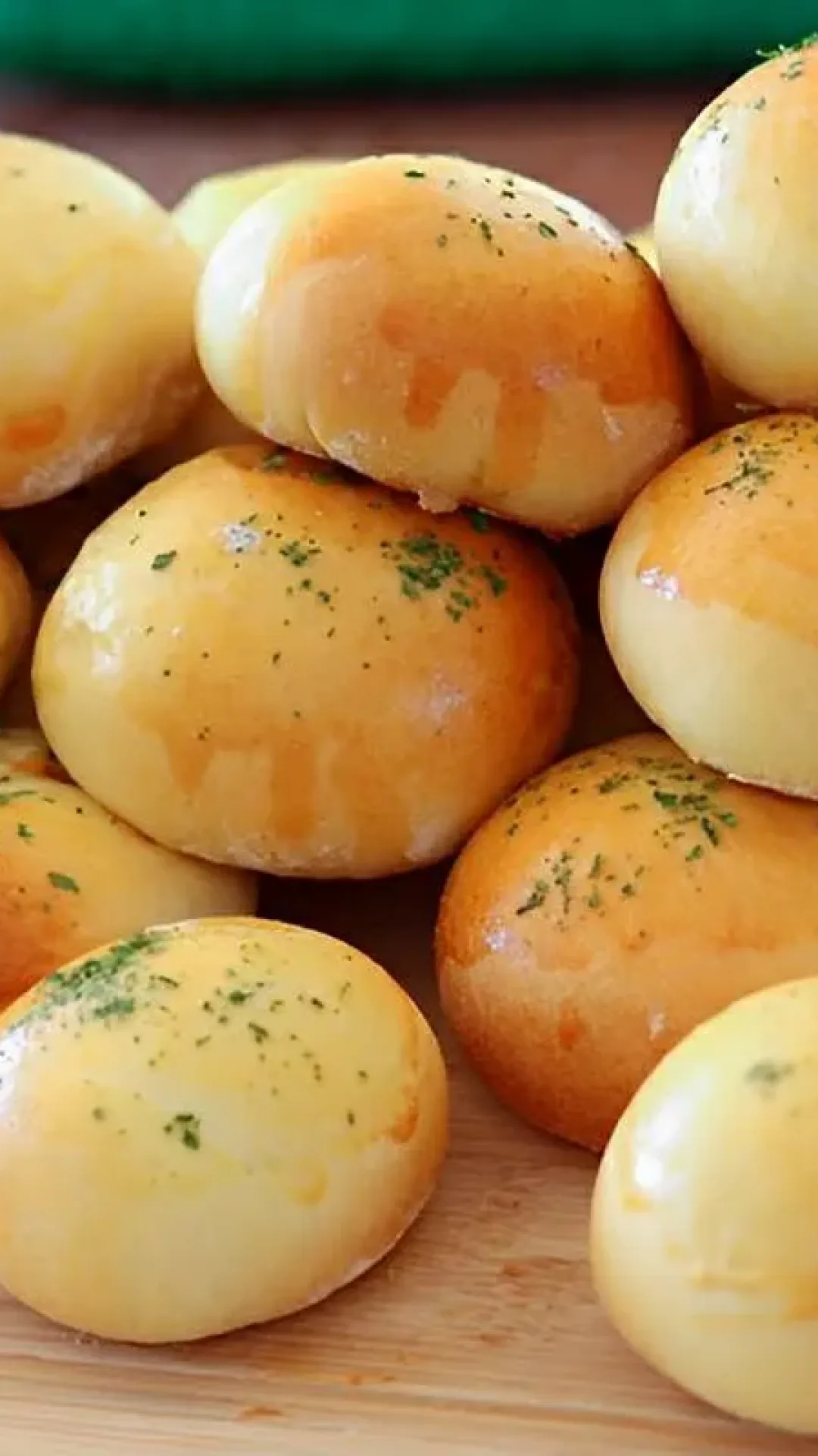Pãozinho caseiro recheado com frango perfeito para o lanche de toda a família