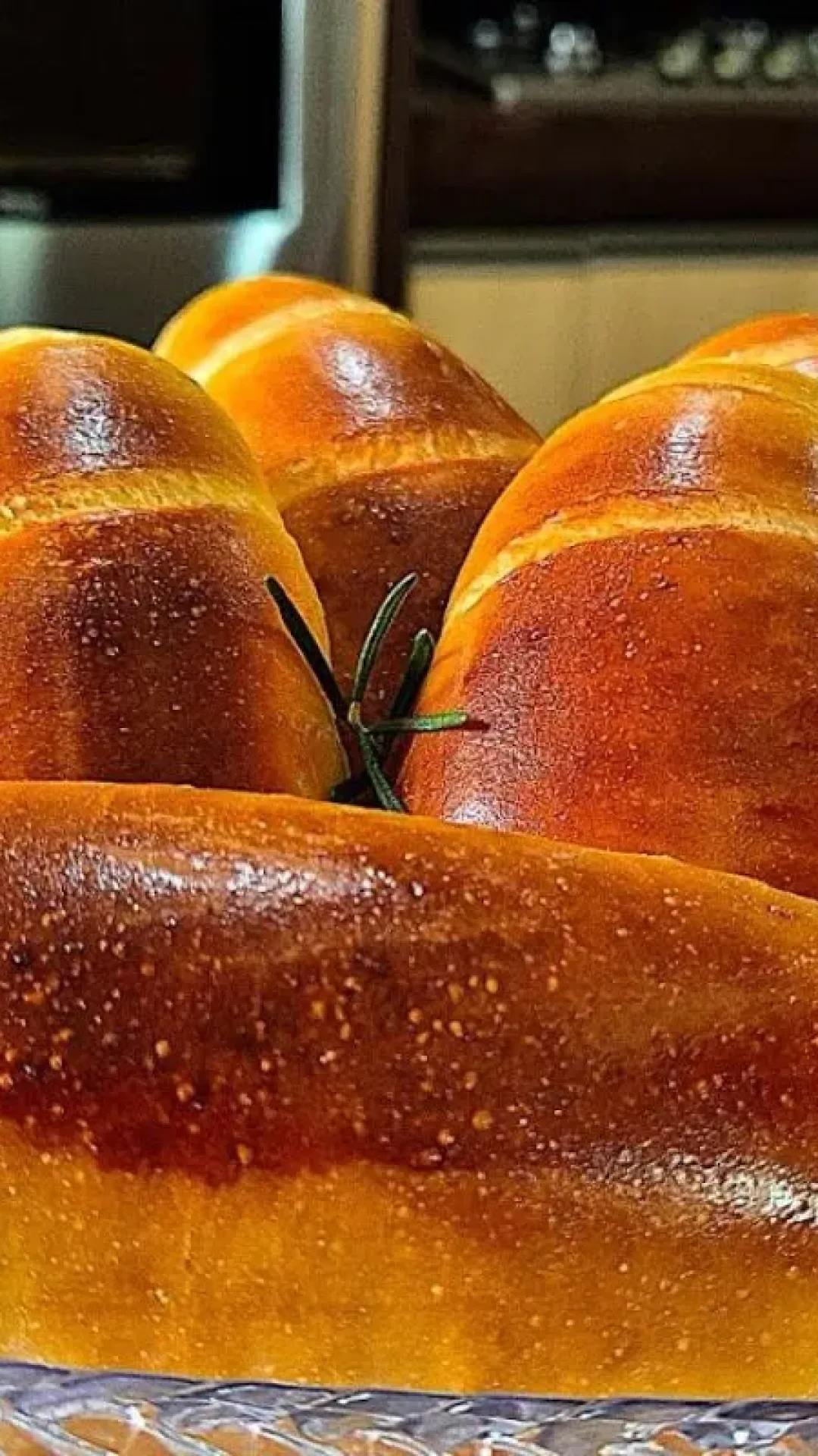 Pãozinho caseiro temperado e recheado com bastante queijo, que todos vão amar