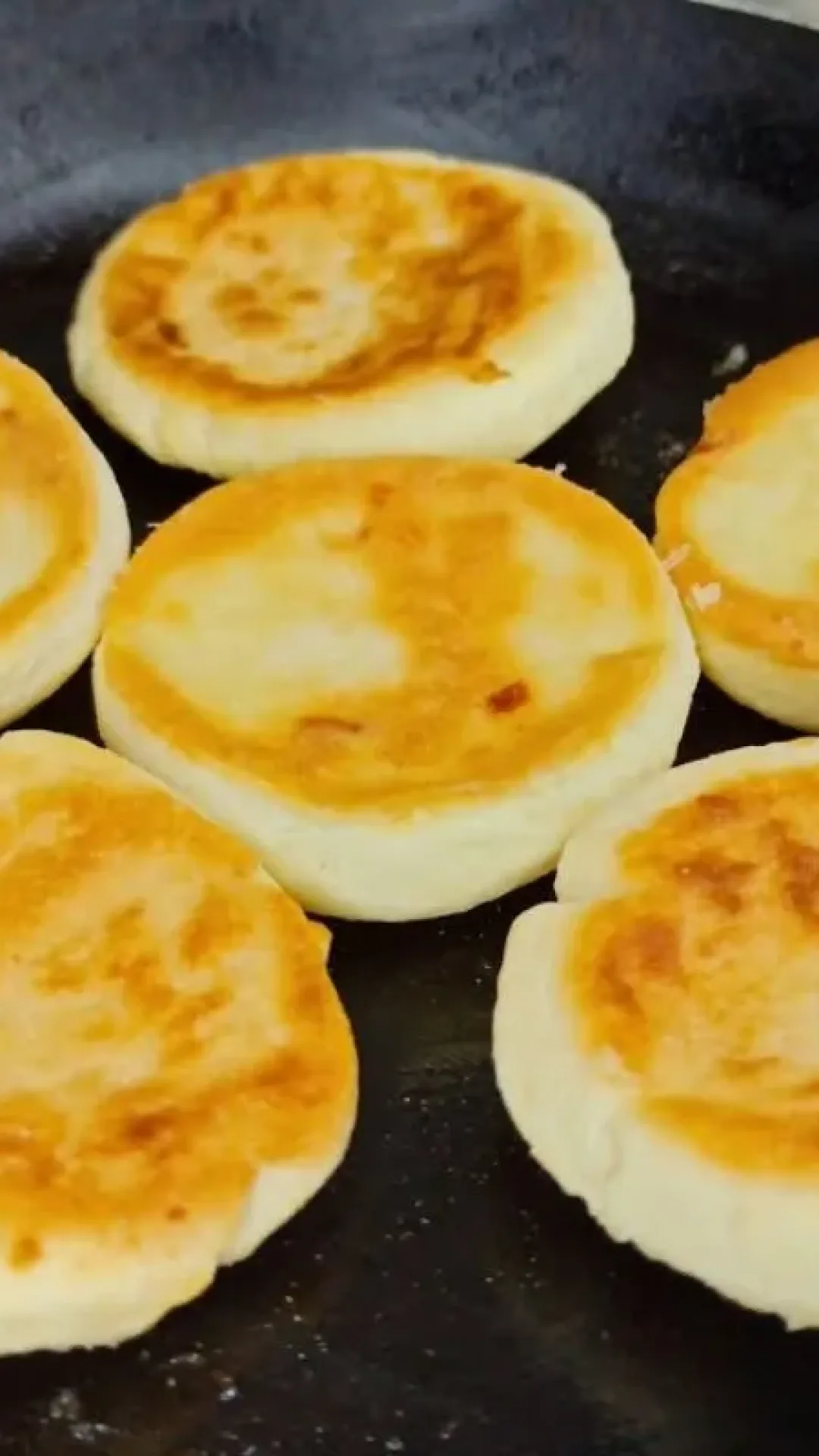 Pãozinho de frigideira rápido e prático para salvar seu café da manhã sem pão francês