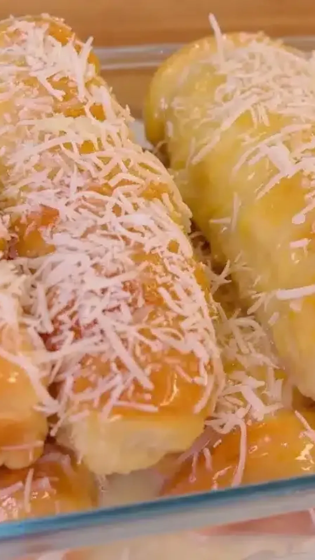 Pãozinho de leite condensado com coco e recheio de queijo, a combinação perfeita de doce e salgado