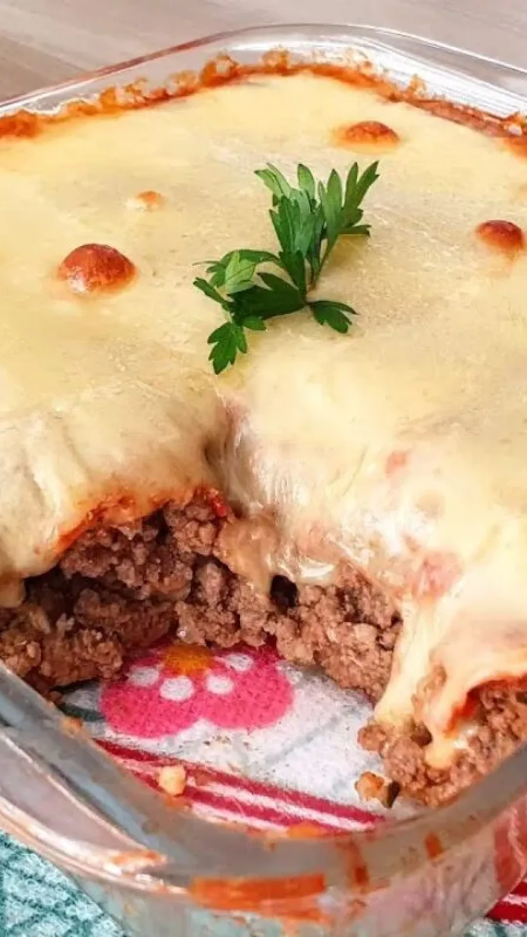 Parmegiana de carne moída deliciosa e fácil de preparar para servir no almoço de domingo