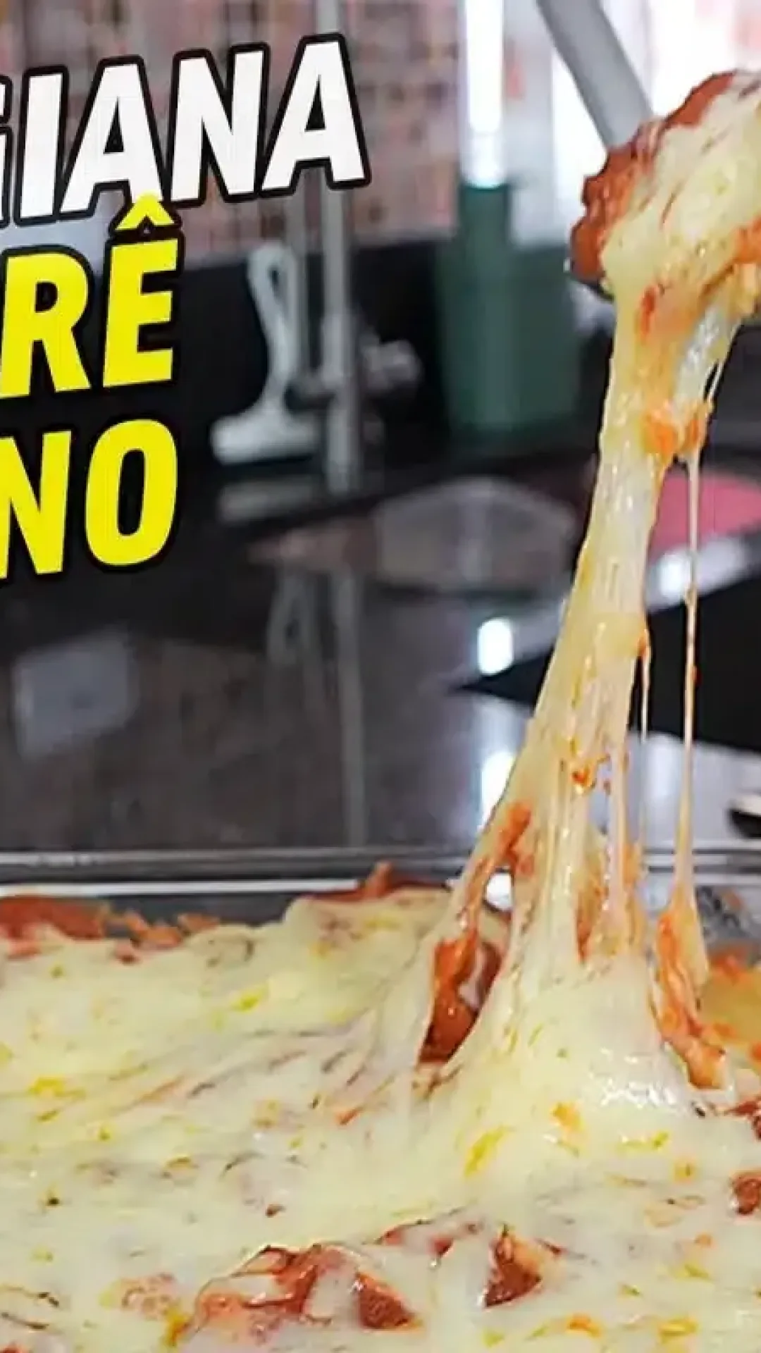 Parmegiana de frango feita no forno com purê de batata é ótima pedida para o fim de semana