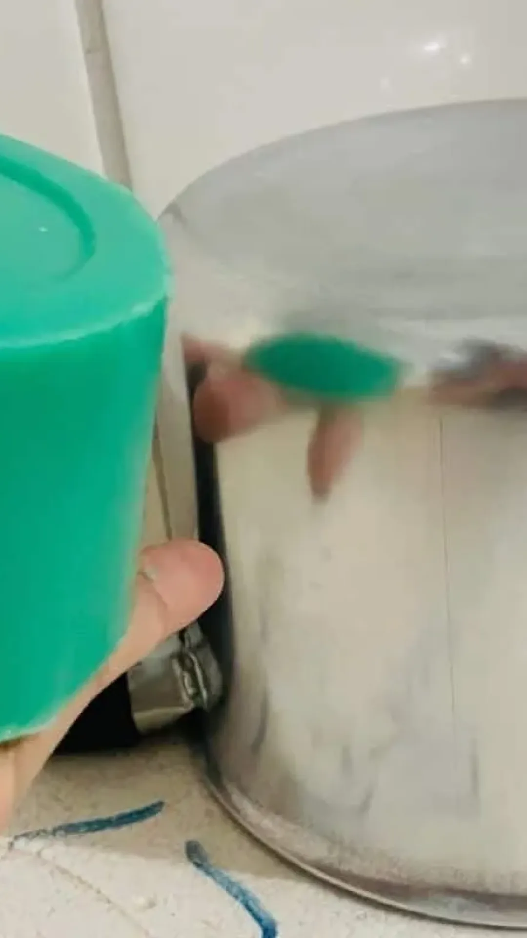 Pasta de brilho caseira fácil de fazer para deixar suas panelas brilhando sem esforço