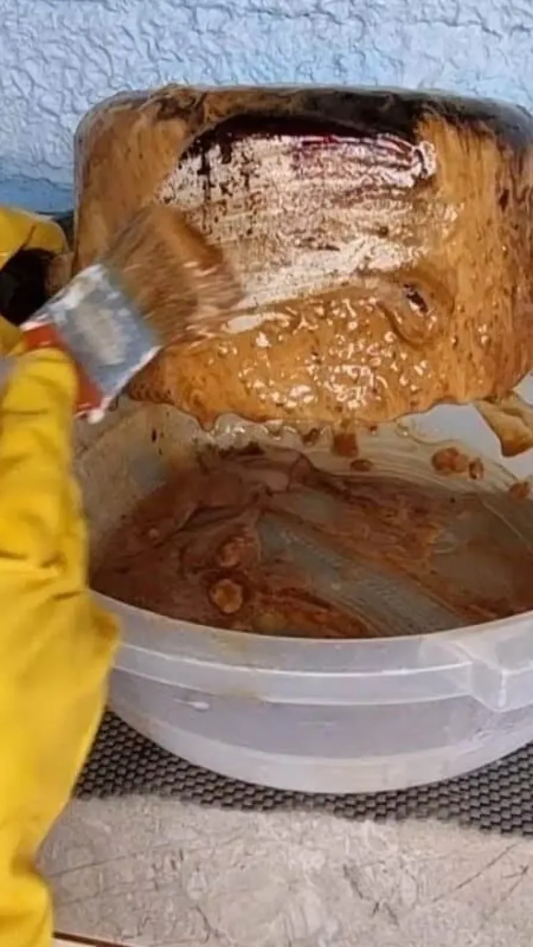 Pasta desengordurante caseira, que limpa forno com facilidade e derrete até as gorduras queimadas