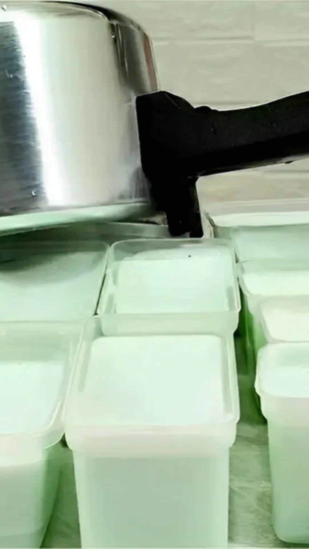 Pasta para limpar alumínio que deixa as panelas como novas usando ingredientes que você tem em casa