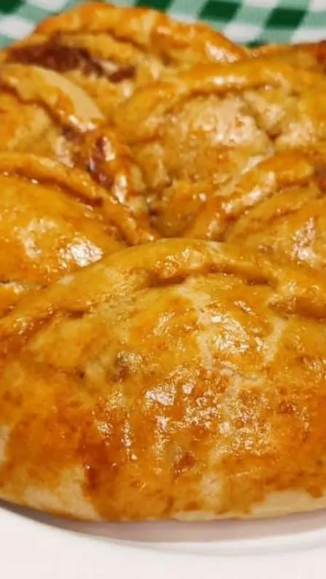 Pastel de forno com massa feita com guaraná que fica uma delícia