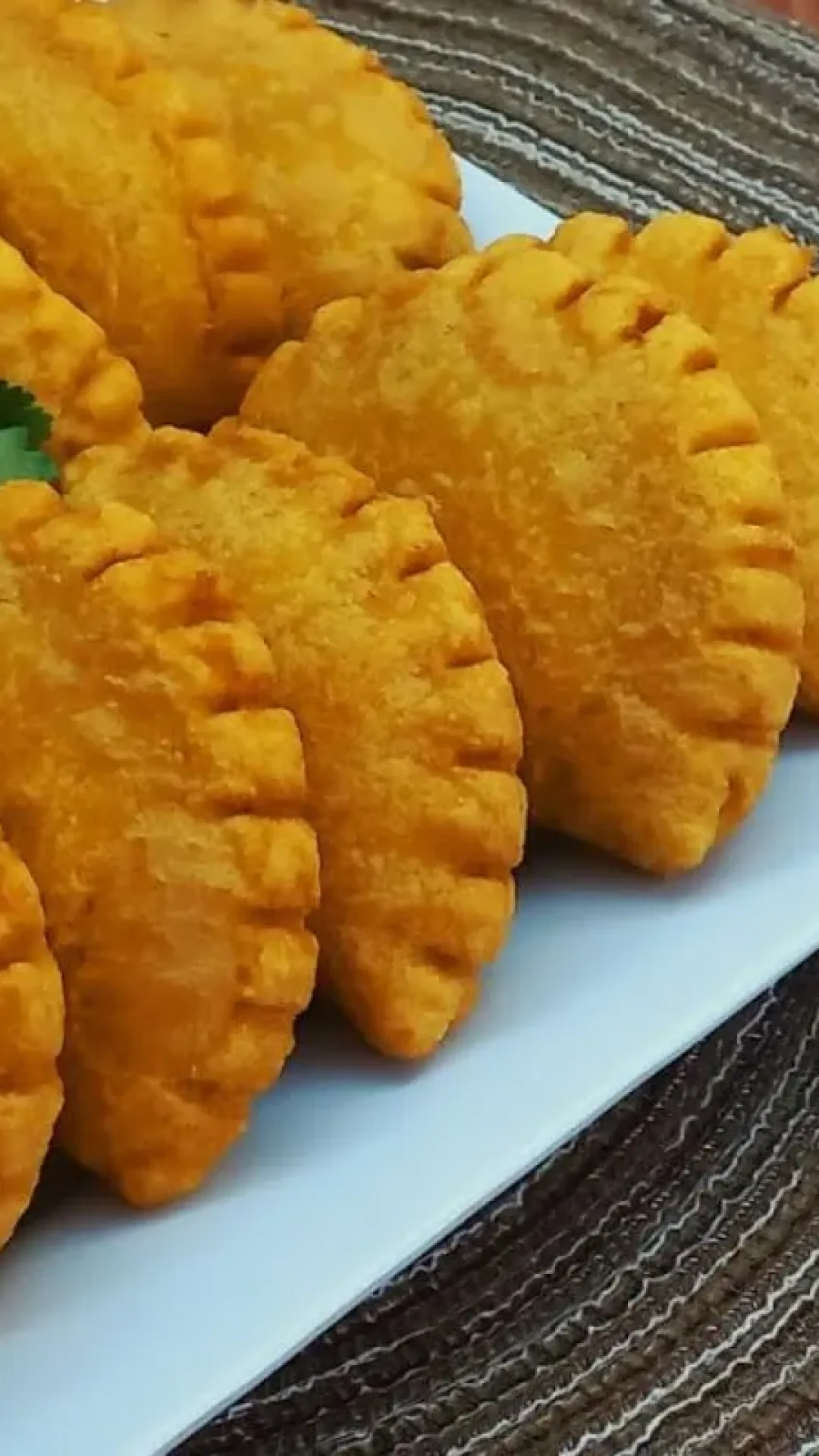 Pastel de fubá com aquela massa de angu legítima, que fica super saborosa e todos vão amar