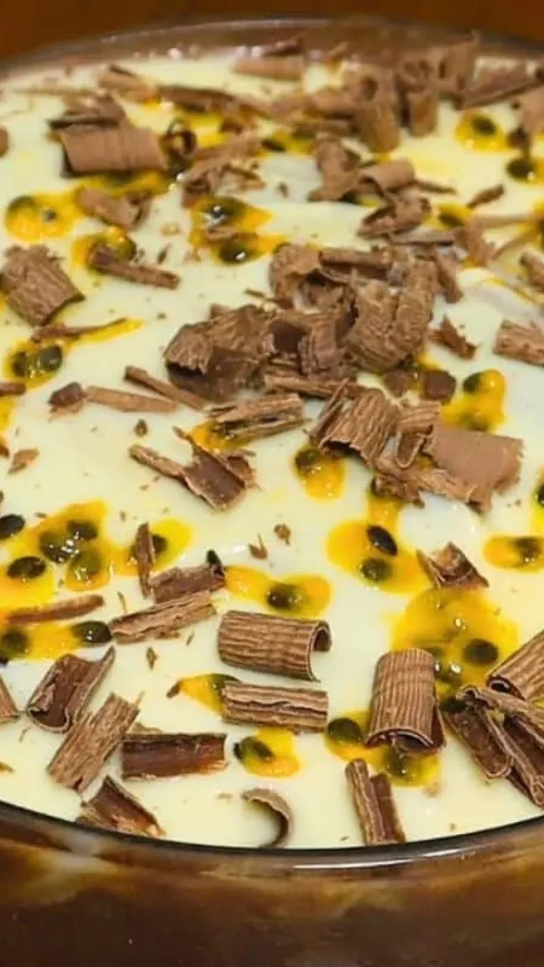 Pavê de chocolate com maracujá cremoso e refrescante, uma combinação que conquista todo mundo