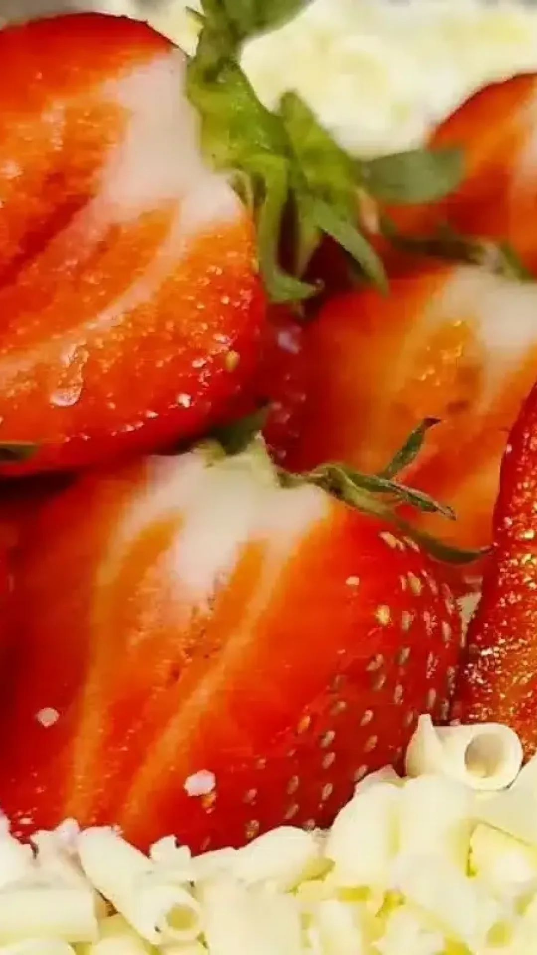 Pave de leite ninho com morangos delicioso e perfeito para ser a estrela da sua mesa de doces no fim de ano