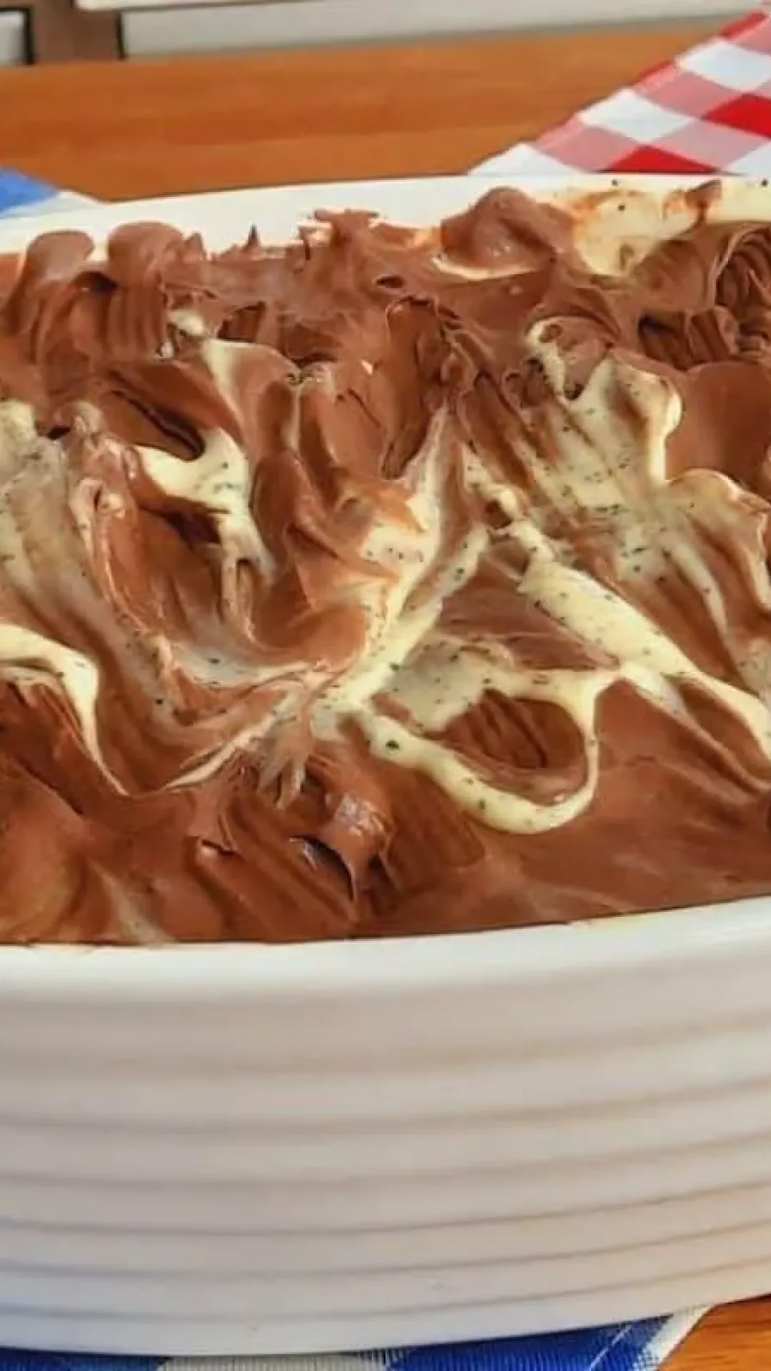 Pavê de maracujá trufado: aprenda a fazer essa combinação perfeita entre o azedinho da fruta e a doçura do chocolate em camadas deliciosas