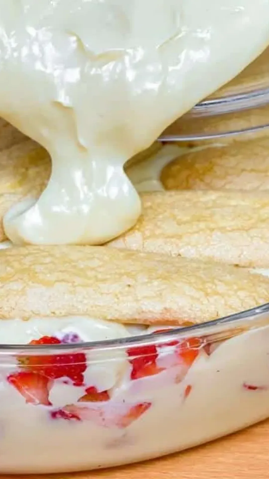 Pavê de morango com biscoito champagne: uma sobremesa fácil e deliciosa que é a cara do natal