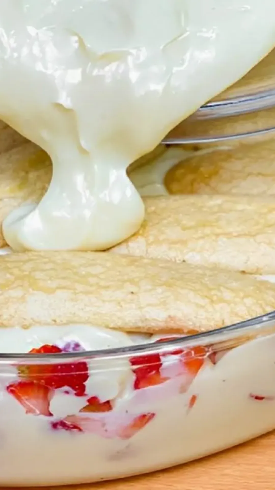 Pavê de morango com biscoito champangne a sobremesa perfeita para seu almoço de natal