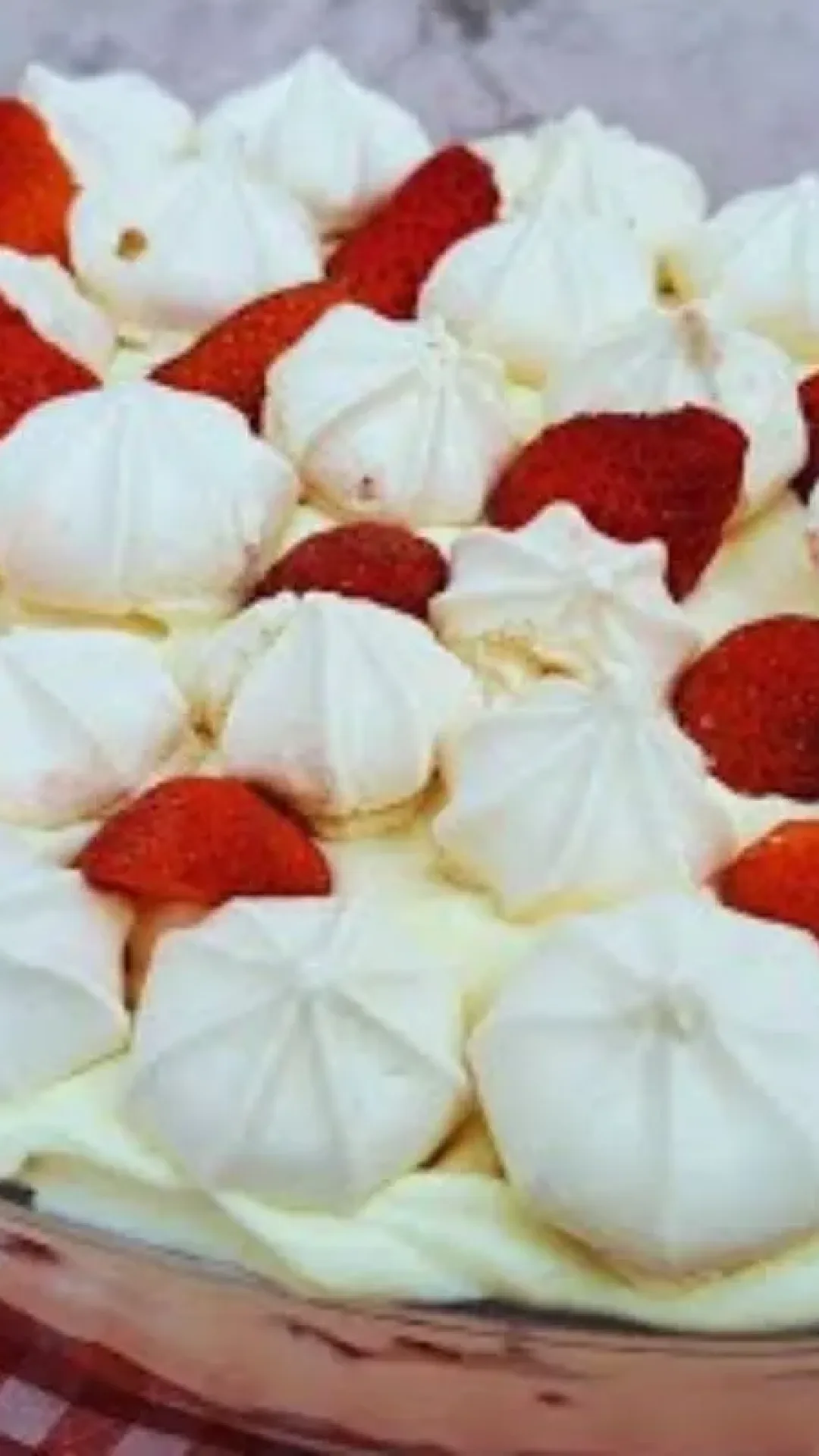 Pavê de morango cremoso e muito fácil de montar para ser a sobremesa de sucesso da sua família