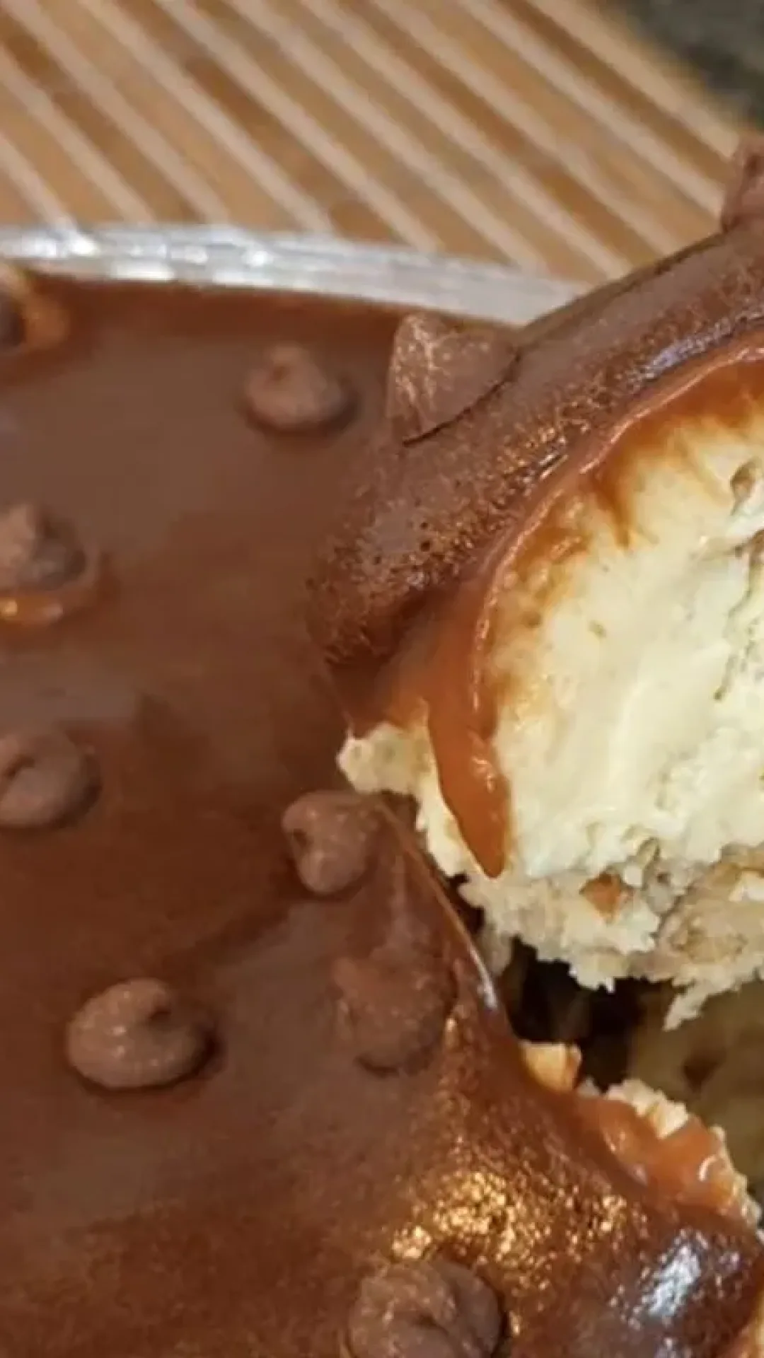 Pavê mousse de maracujá com cobertura de chocolate: fácil e deliciosa e todo mundo pede mais um pouco