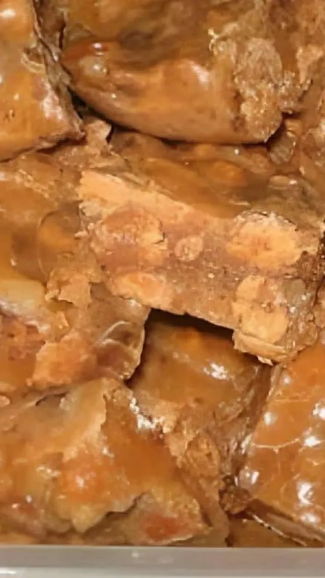 Pé de moleque caseiro crocante e saboroso feito com ingredientes que você tem em casa