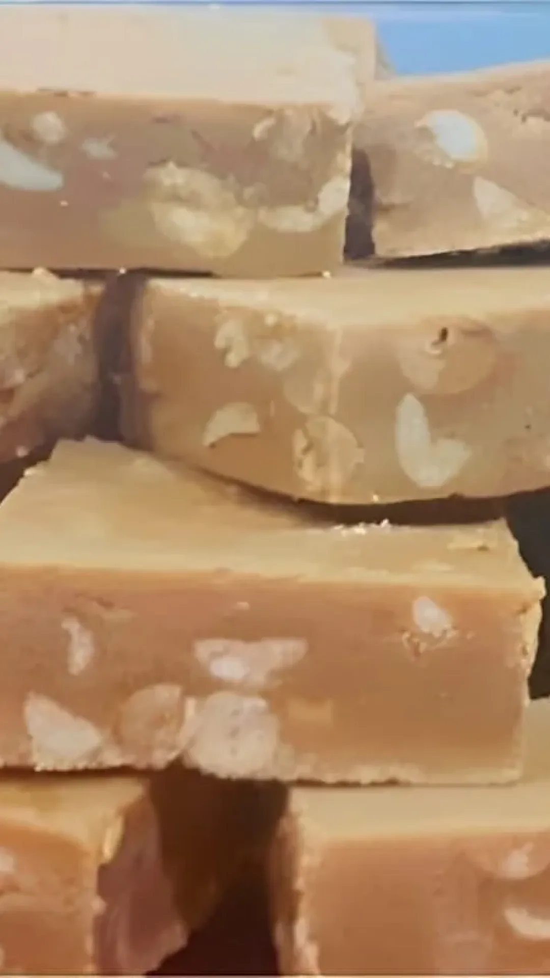 Pé de moleque de leite ninho com 3 ingredientes um sabor irresistível para as festas julinas