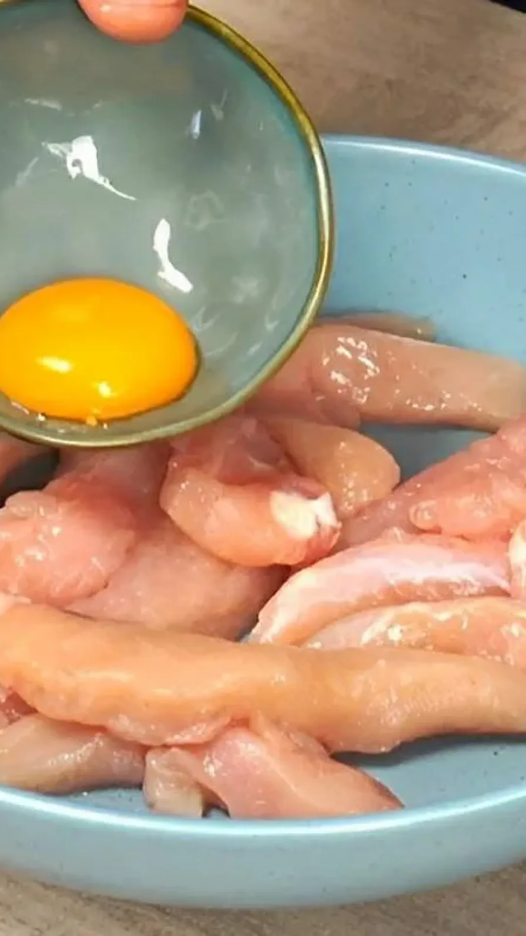 Peito de frango crocante e sequinho na AirFryer com molho especial