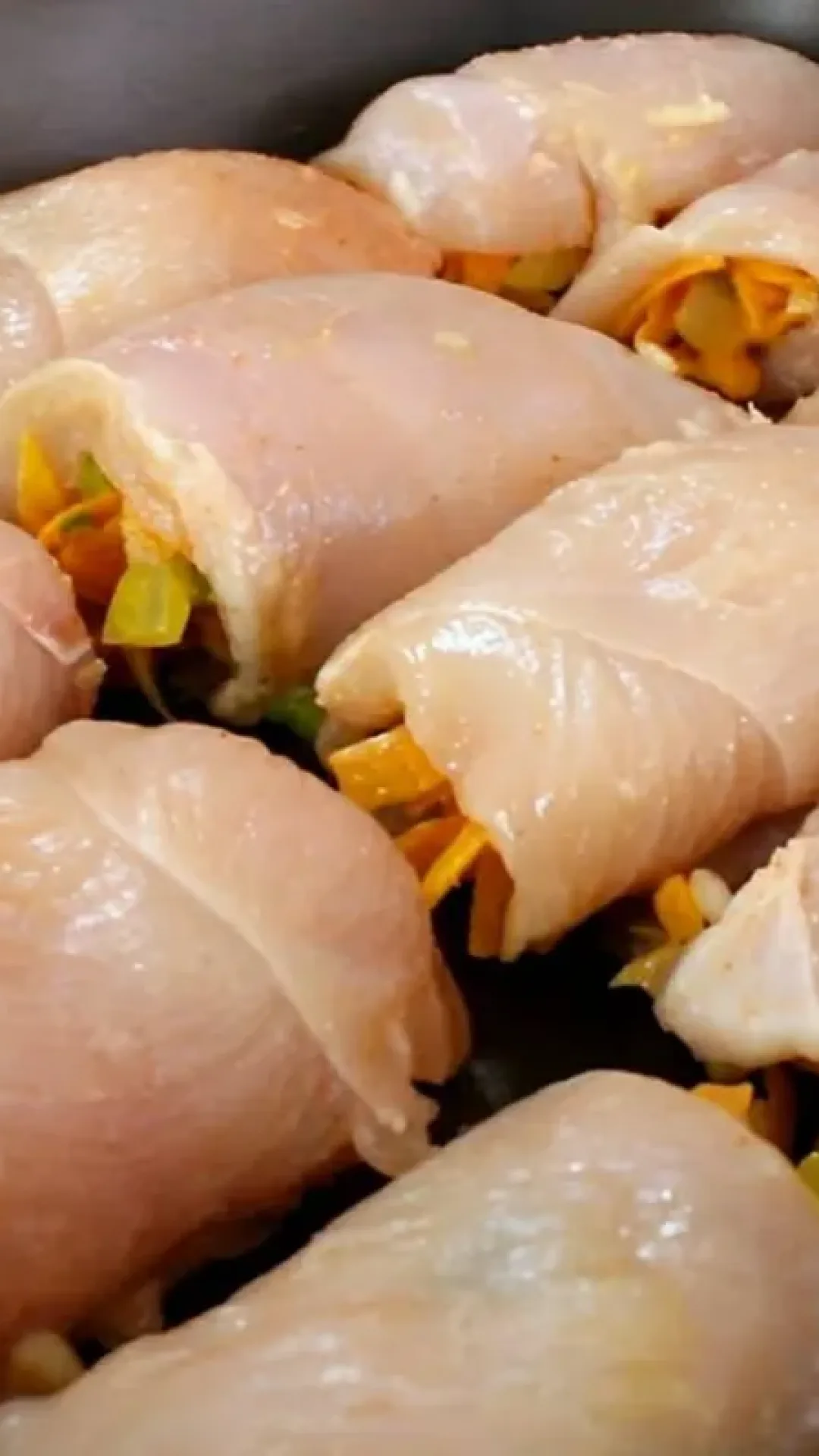 Peito de frango recheado com legumes leve e delicioso para o almoço ou o jantar de verão