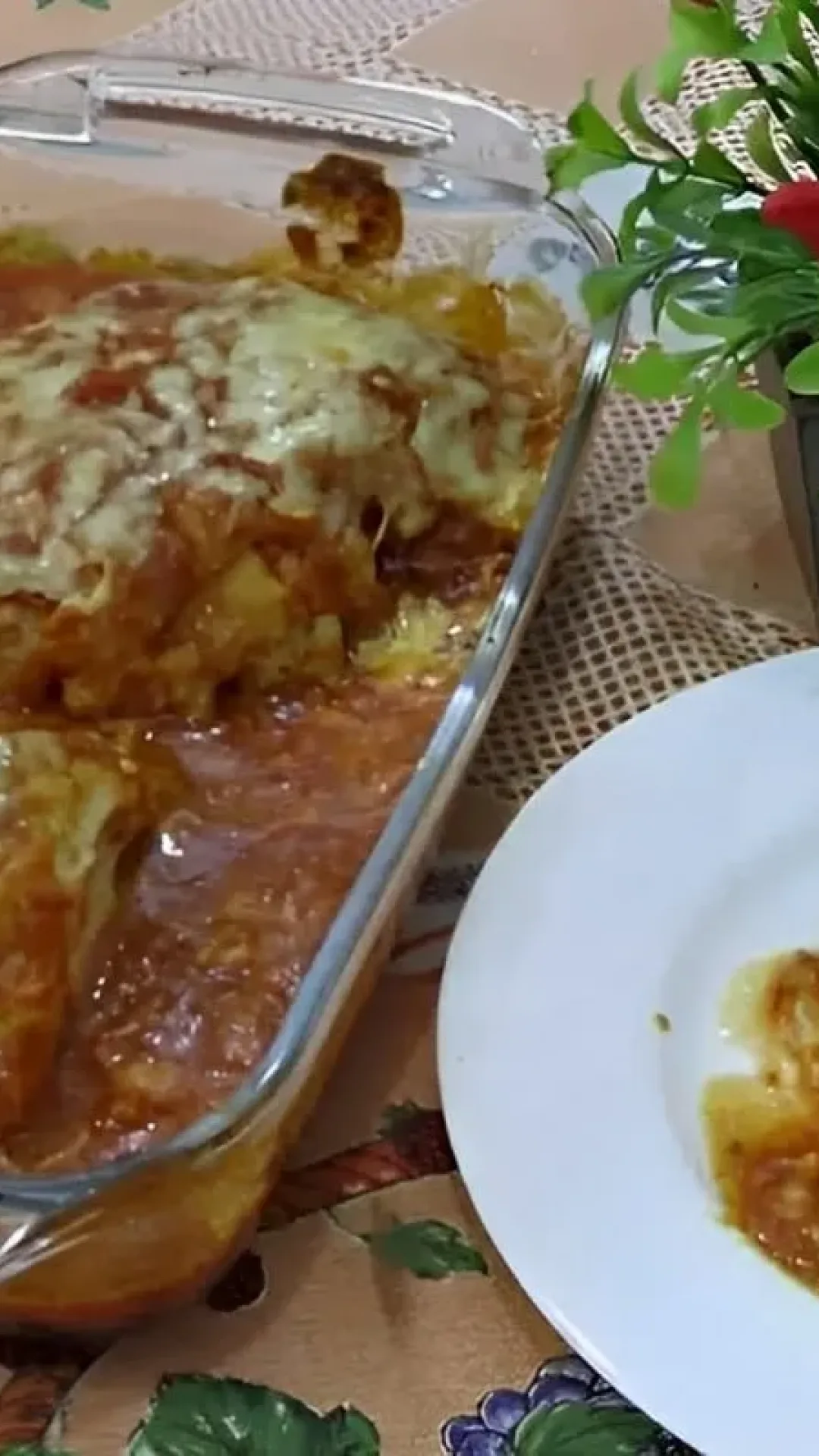 Peito de frango recheado e gratinado perfeito para o almoço em família