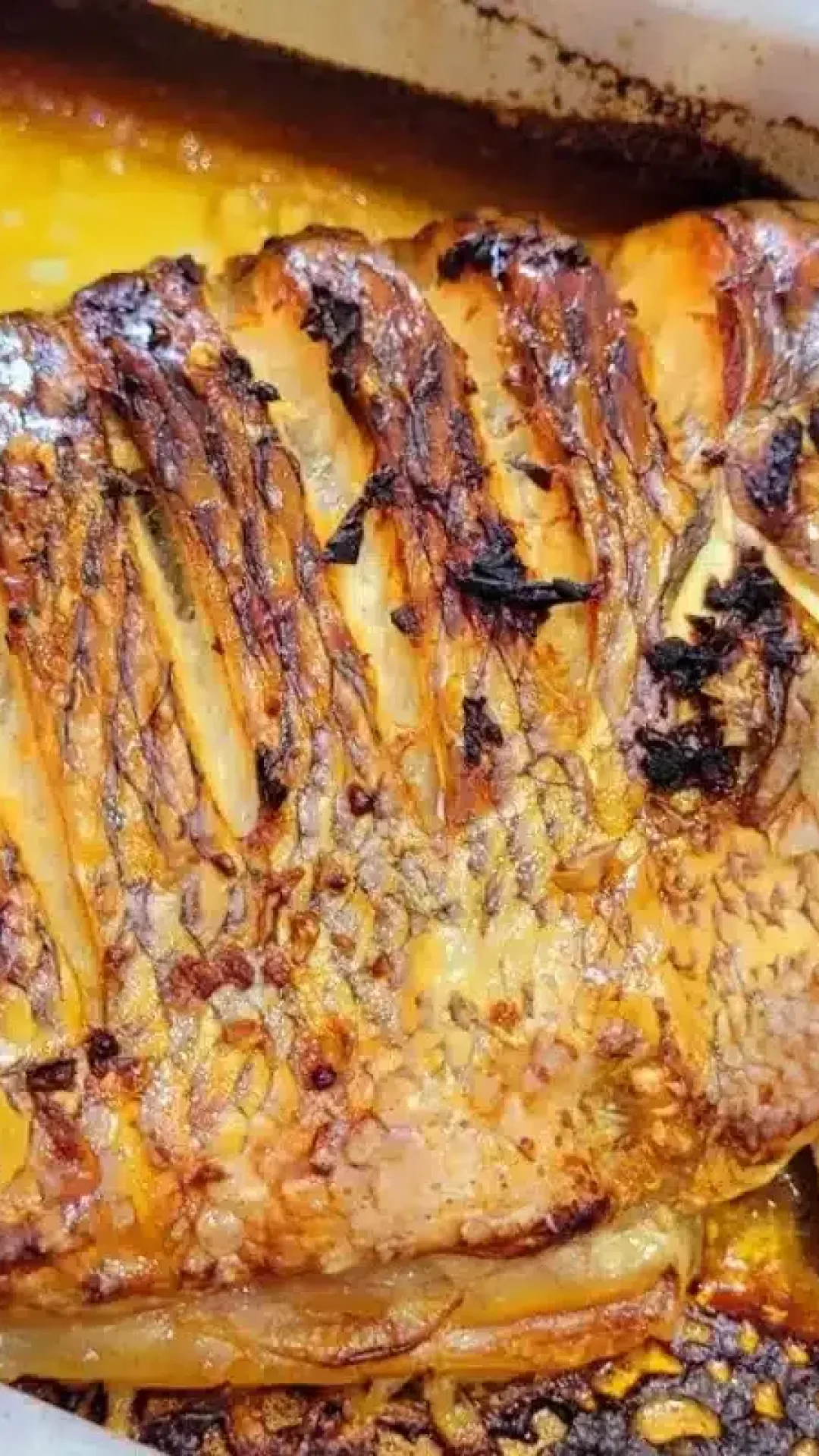 Peixe assado de um jeito muito simples, que fica extremamente macio, saboroso e suculento