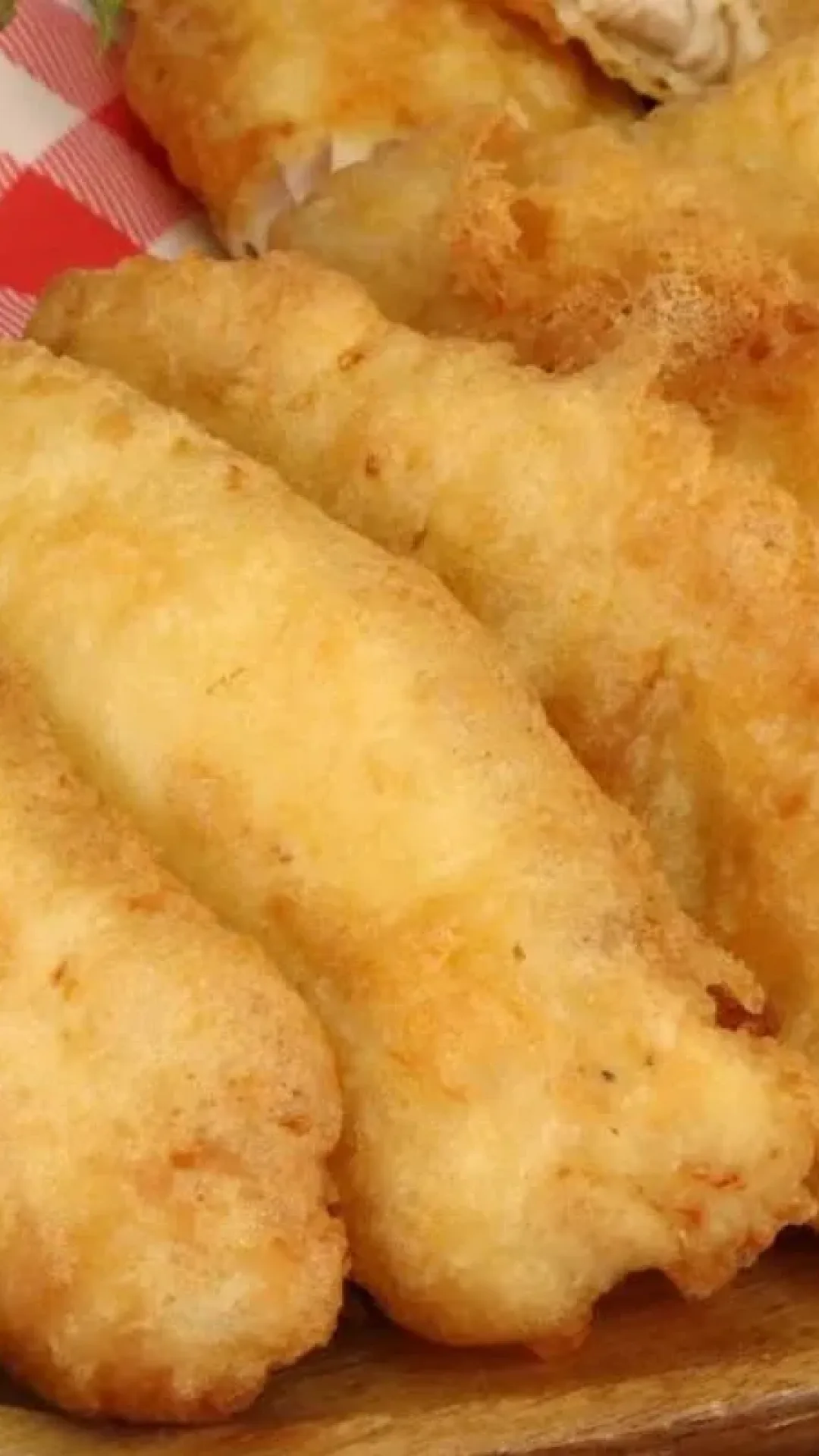 Peixe frito crocante e empanado com uma casquinha bem sequinha