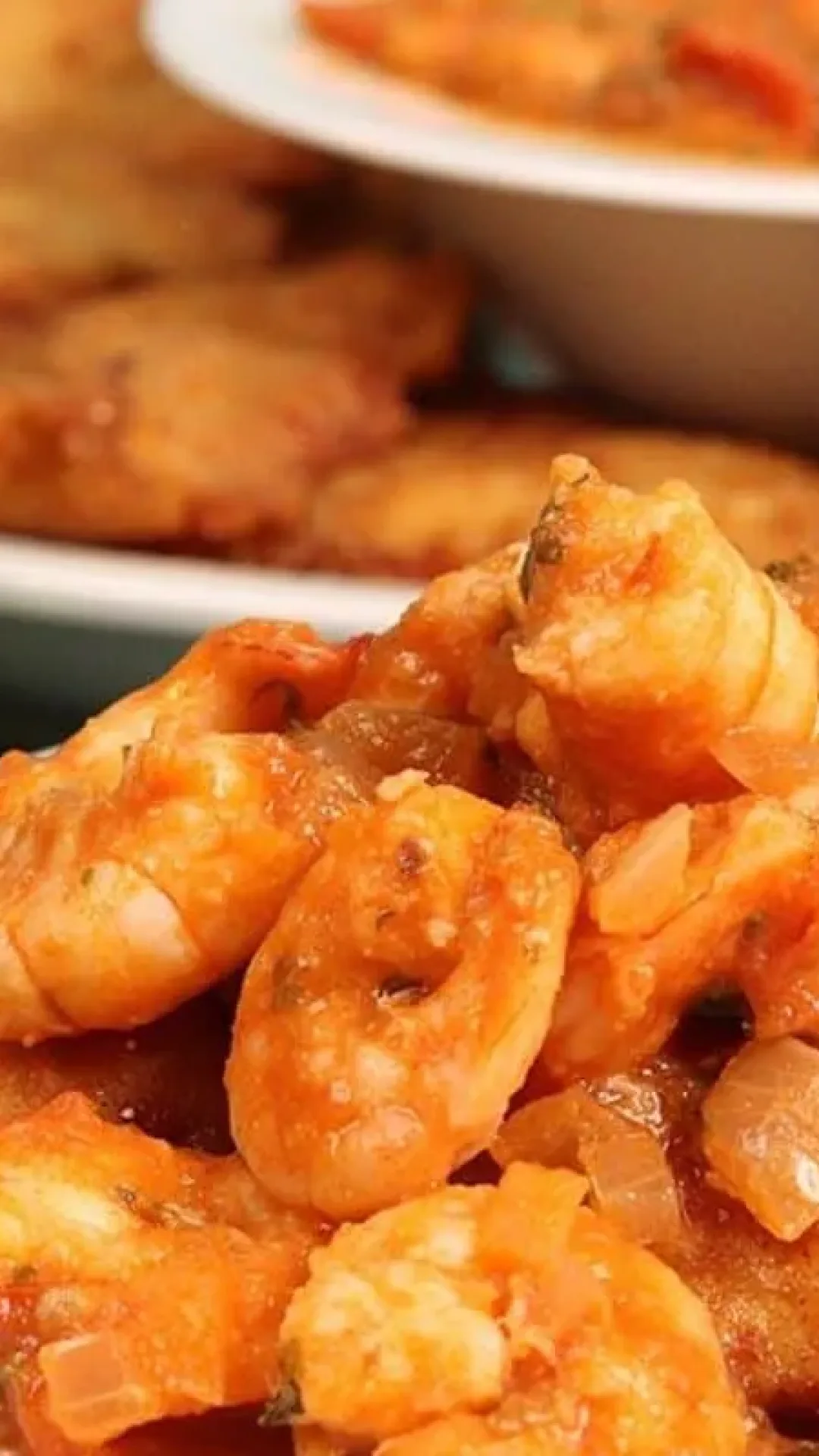 Peixe frito sequinho e muito crocante, acompanhado de um molho de camarão delicioso