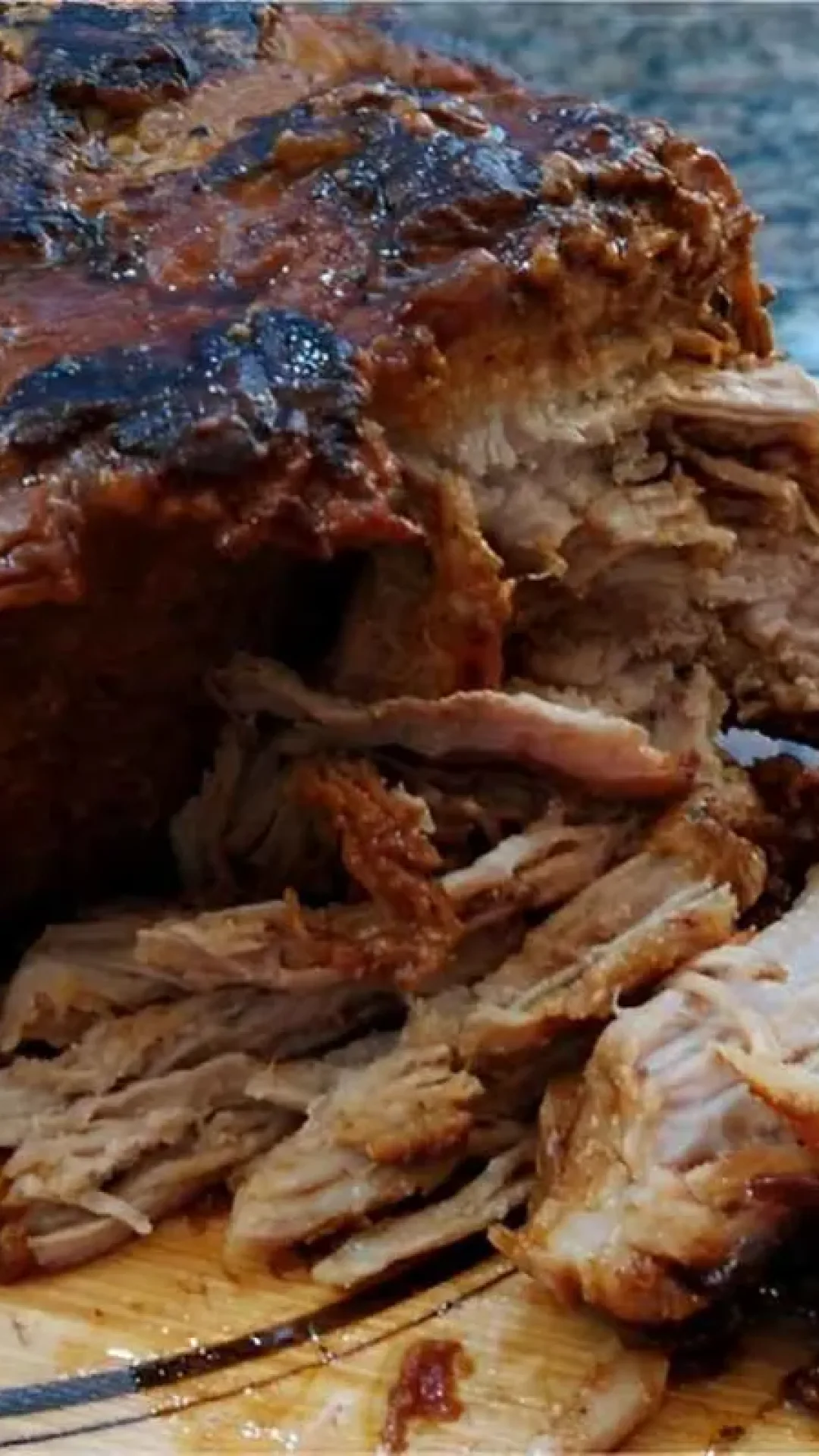 Pernil assado na panela de pressão bem temperadinho fica pronto rápido e é uma delícia