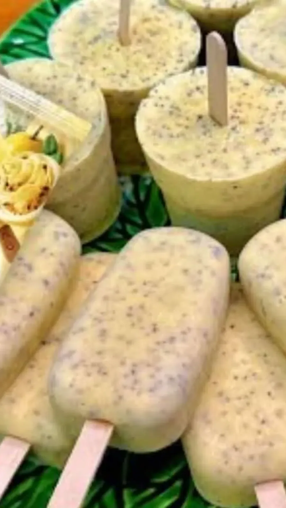 Picolé caseiro de maracujá tipo mousse, que fica super cremoso e é uma delícia refrescante