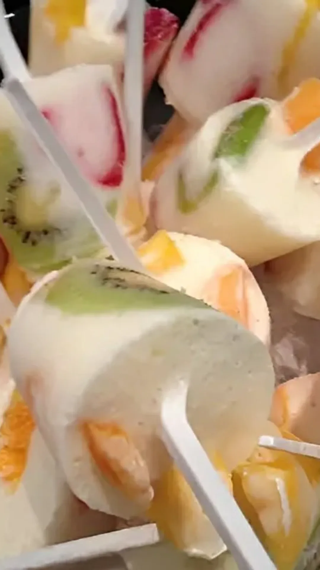 Picolé com frutas feito no copinho uma receita saudável e deliciosa para esse verão