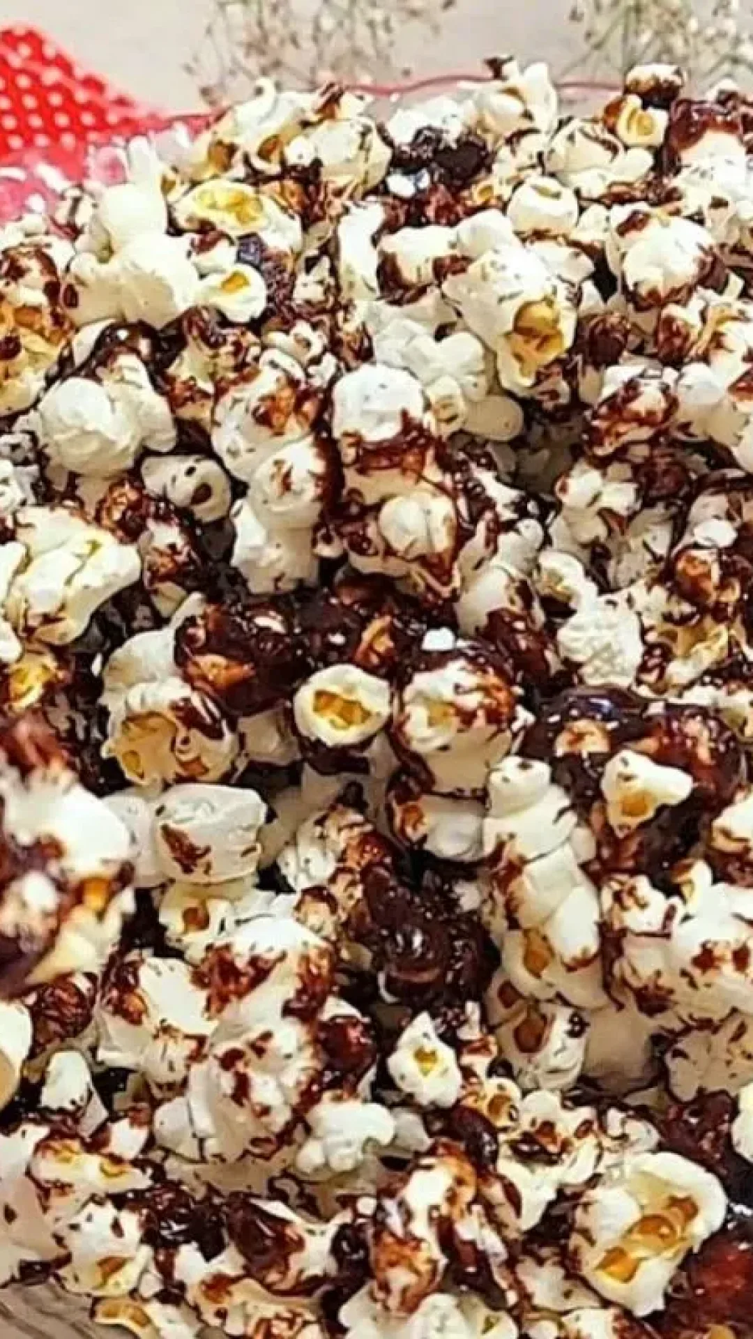 Pipoca de chocolate crocante e sequinha, perfeita para saborear assistindo ao seu filme favorito