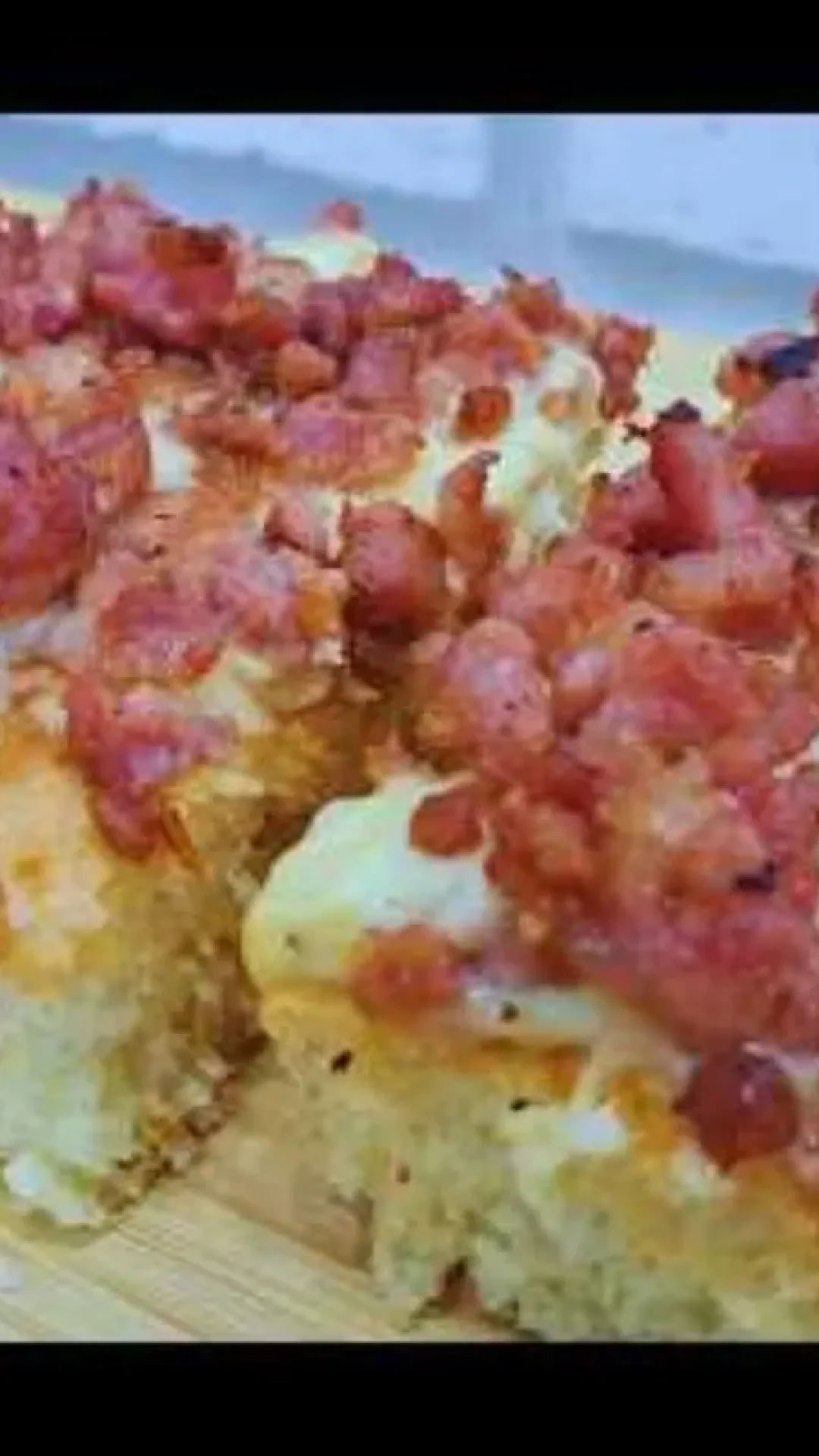 Pizza de linguiça com massa mole de liquidificador para você preparar um jantar rápido e gostoso