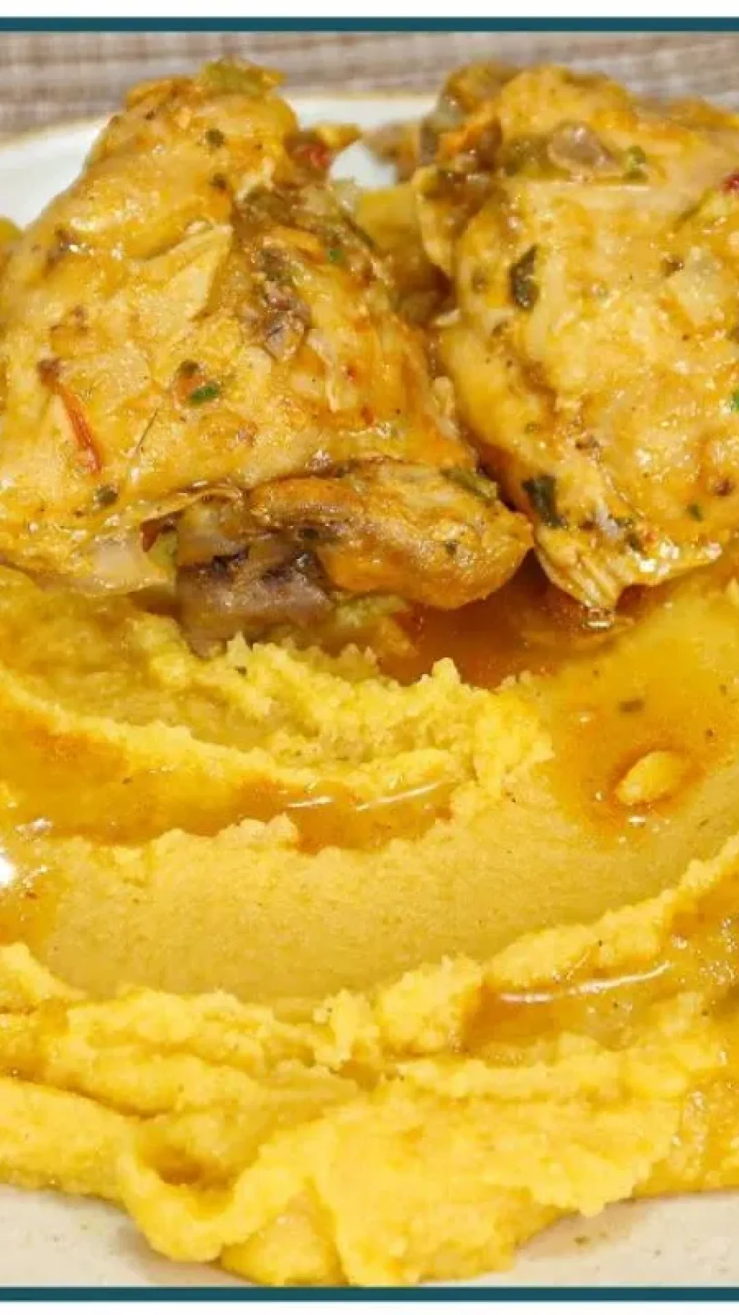 Polenta com frango bem temperada e cheia de sabor que deixa seu almoço de domingo maravilhoso