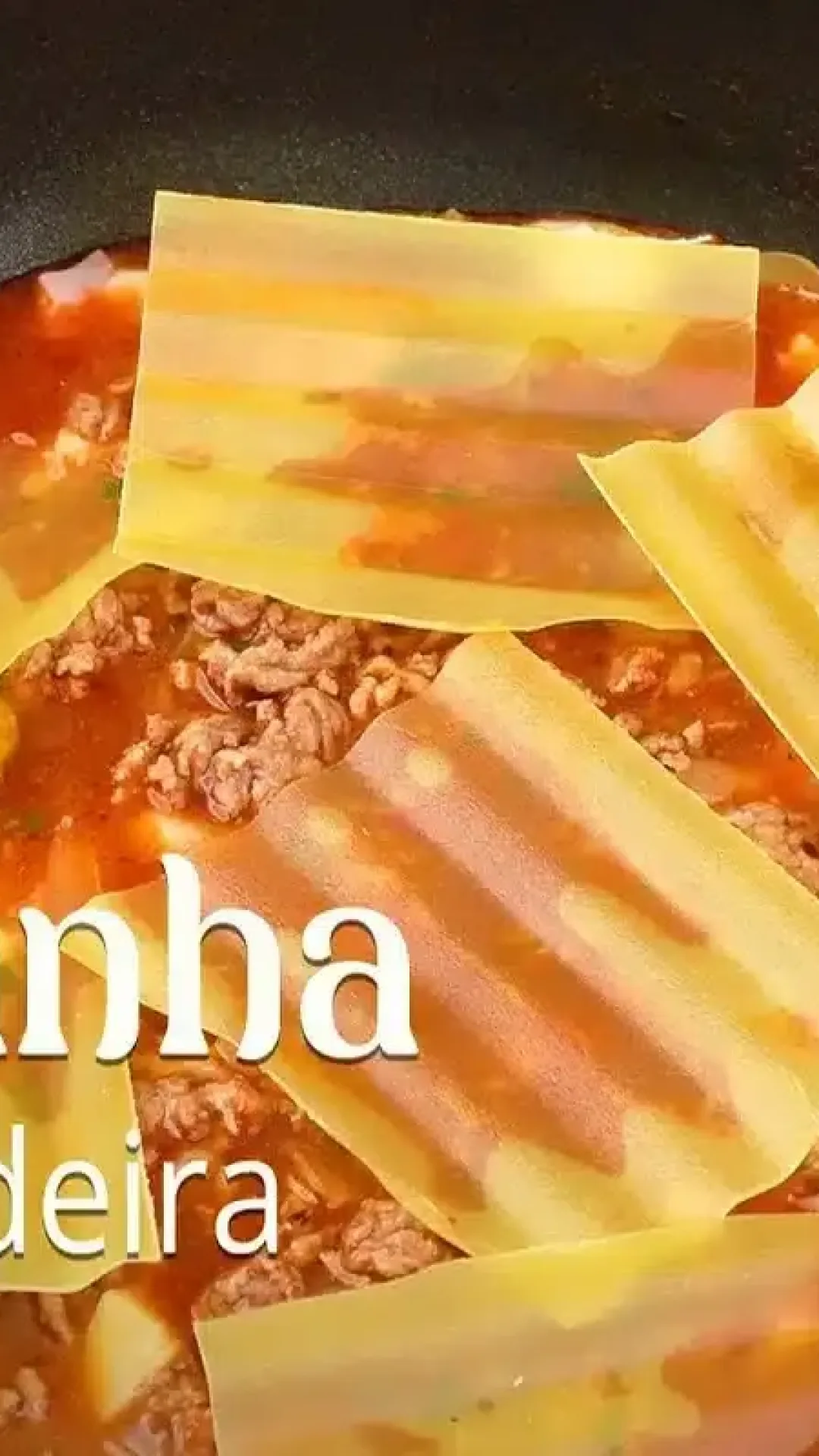 Precisa fazer almoço e está sem tempo? Essa lasanha de frigideira fica pronta rapidinho