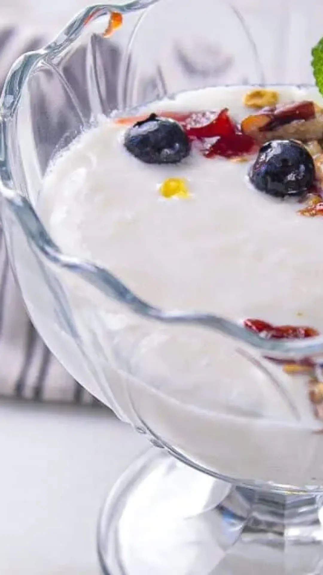 Prepare seu iogurte caseiro com apenas 2 ingredientes para um café da manhã de fim de ano mais saudável