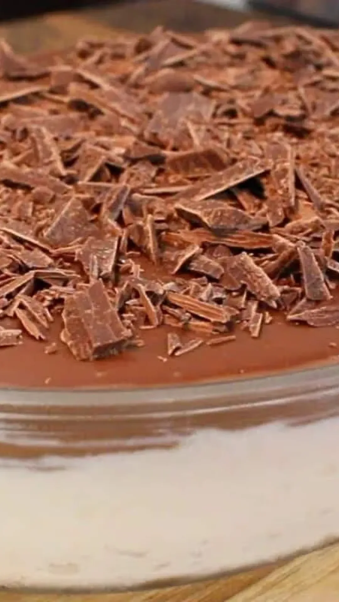 Prestígio na travessa com muito chocolate e coco, cremoso e fácil de montar