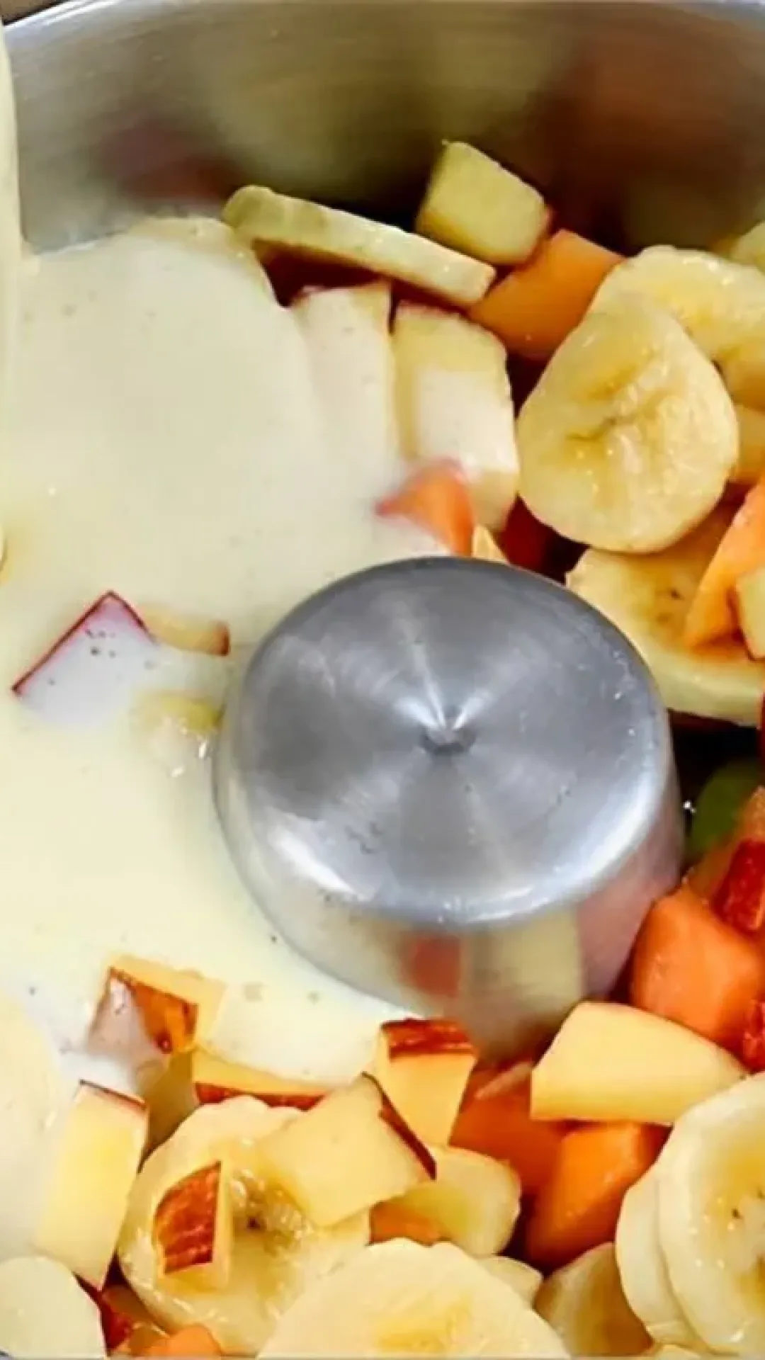 Pudim com pedaços de frutas uma delícia saudável perfeita para os dias quentes