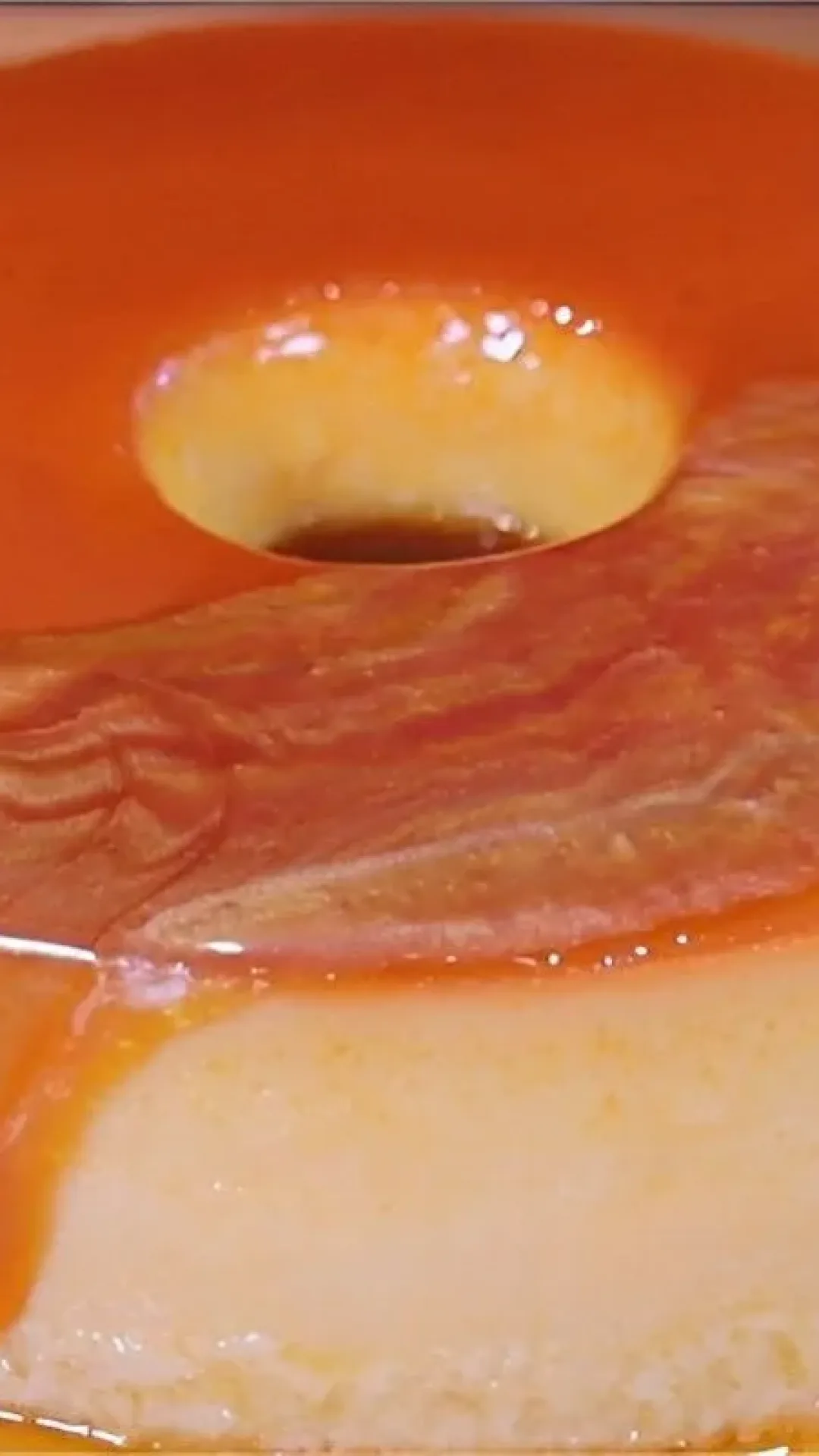 Pudim cremoso sem furinhos e com uma calda diferente mas muito gostosa que não dá trabalho de fazer