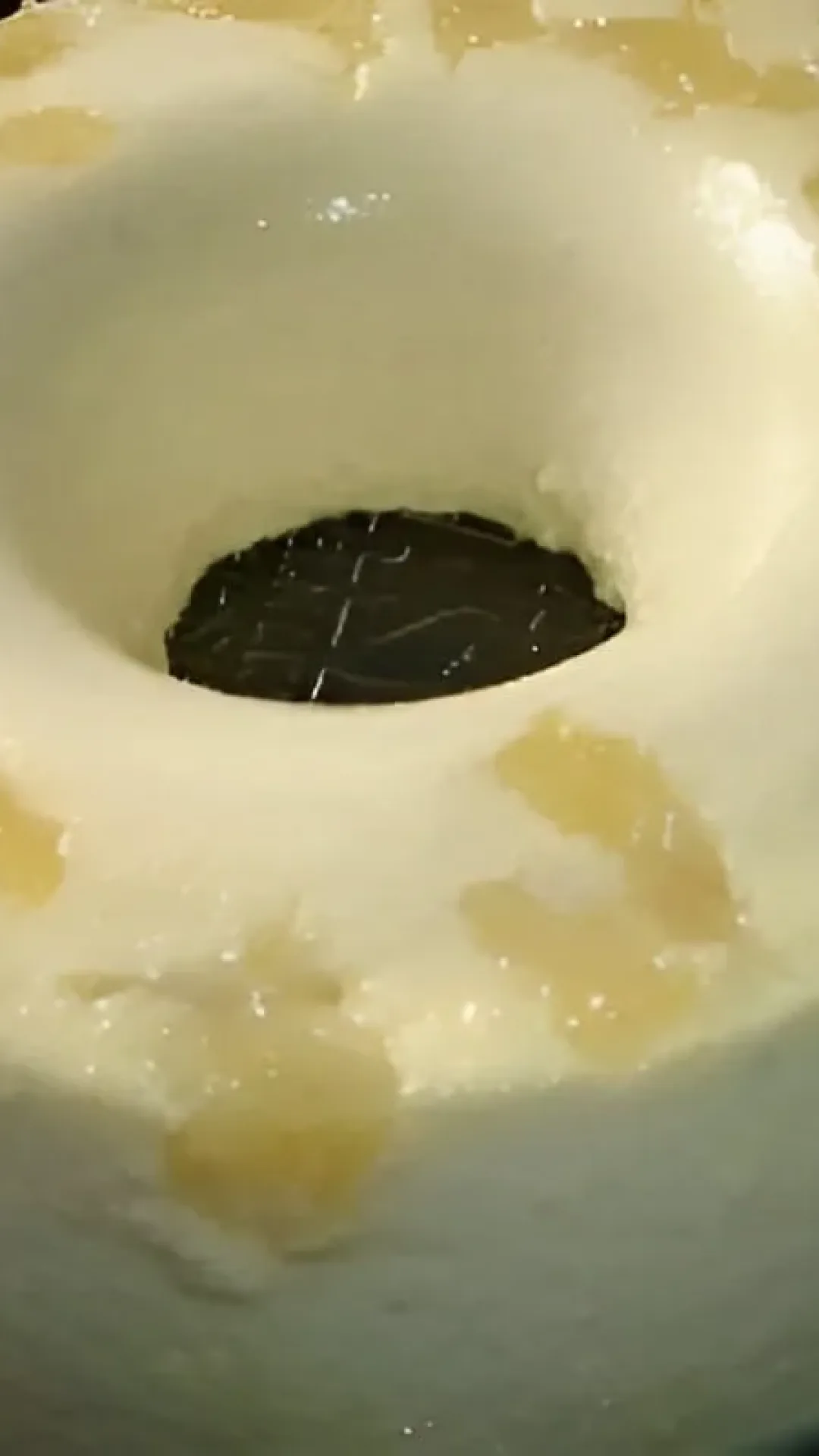 Pudim de abacaxi com pedaços da fruta sem ovos e sem forno fácil e delicioso