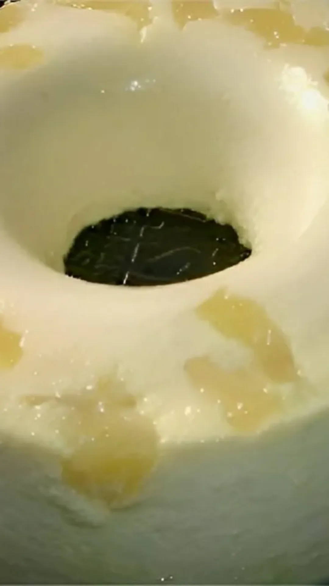 Pudim de abacaxi com pedaços da fruta um pudim especial para seu natal
