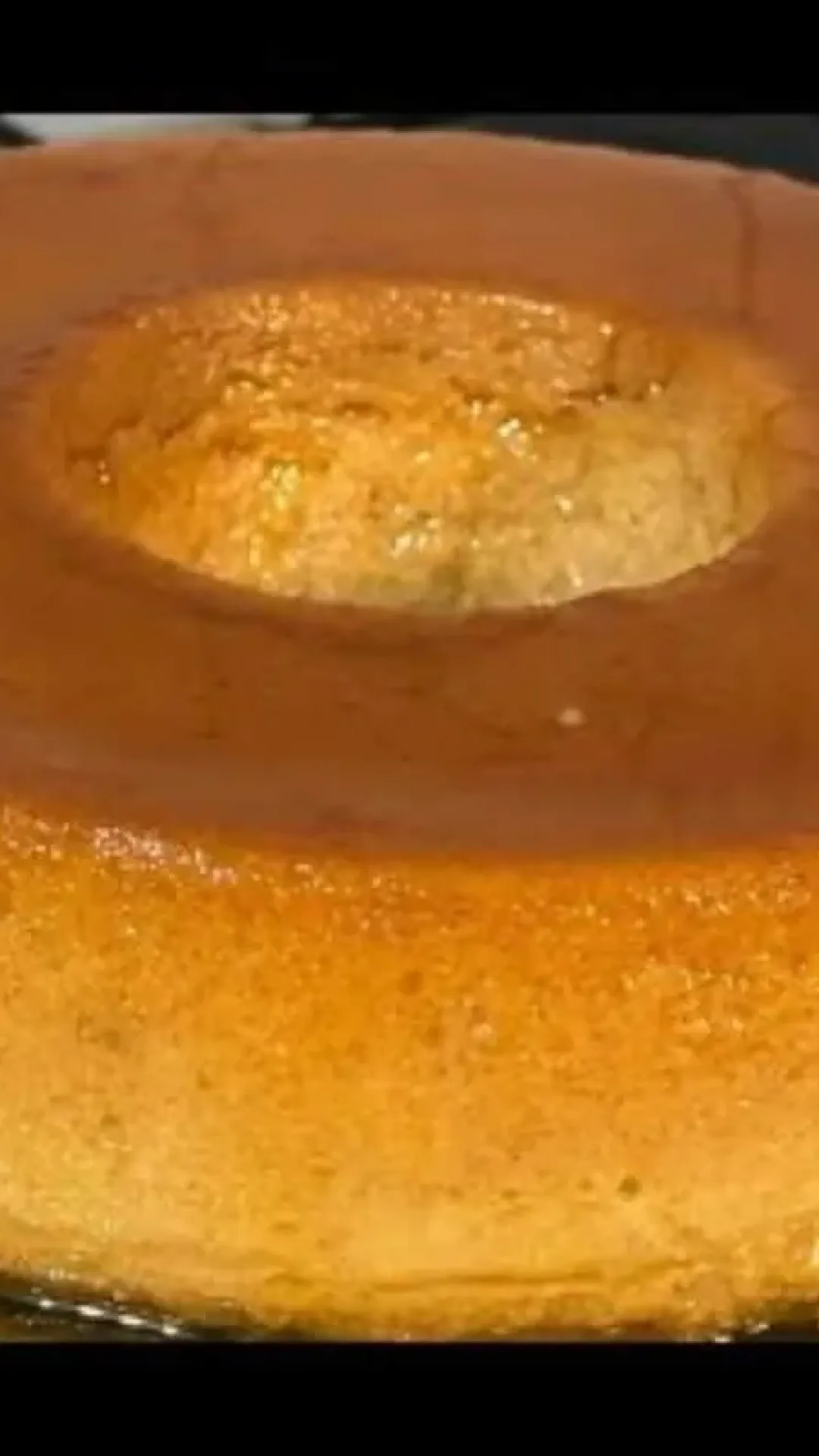 Pudim de banana super cremoso e fácil de fazer, que acompanha uma calda de caramelo incrível