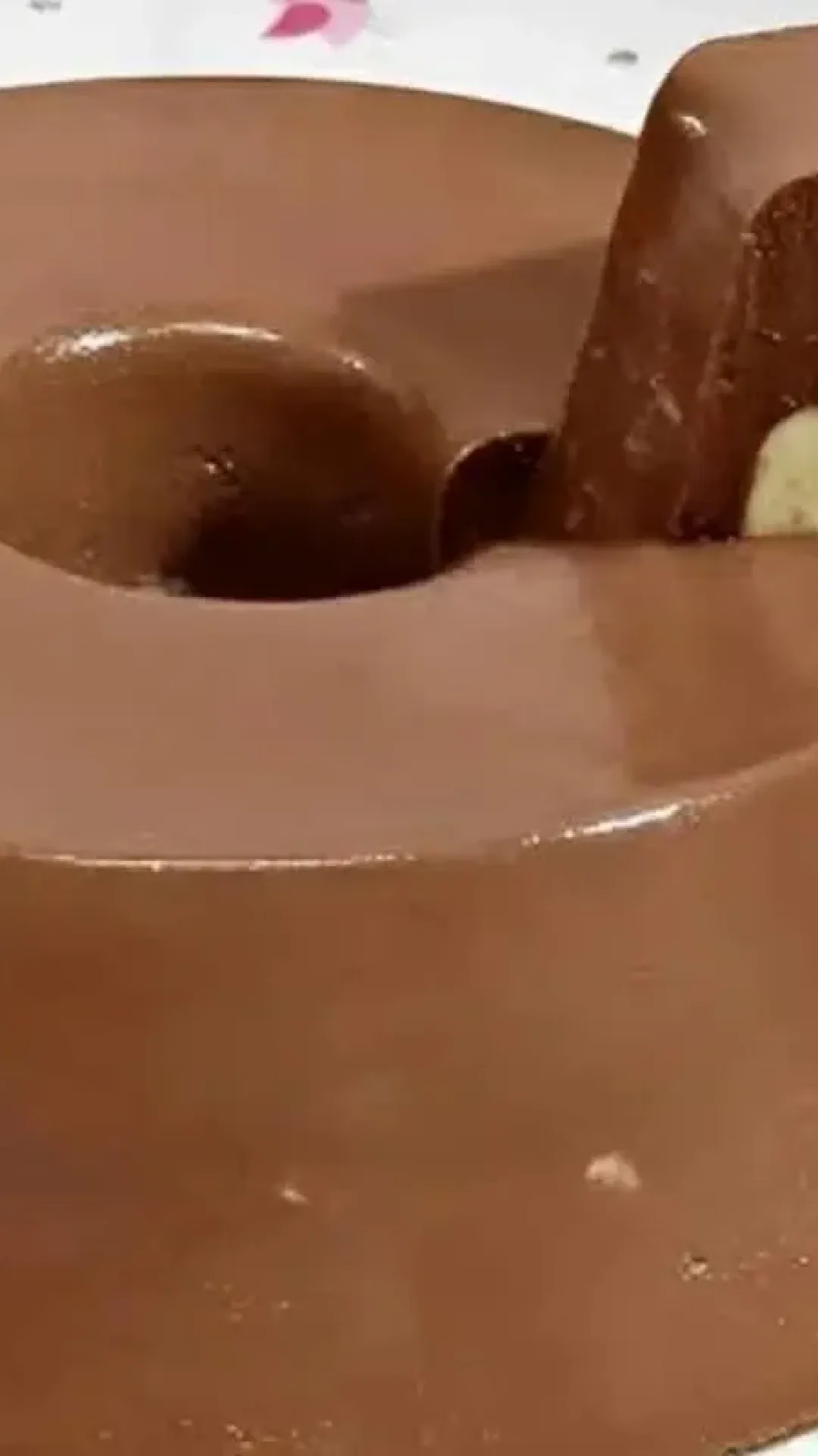 Pudim de chocolate com recheio de leite ninho uma sobremesa gelada deliciosa e fácil de fazer