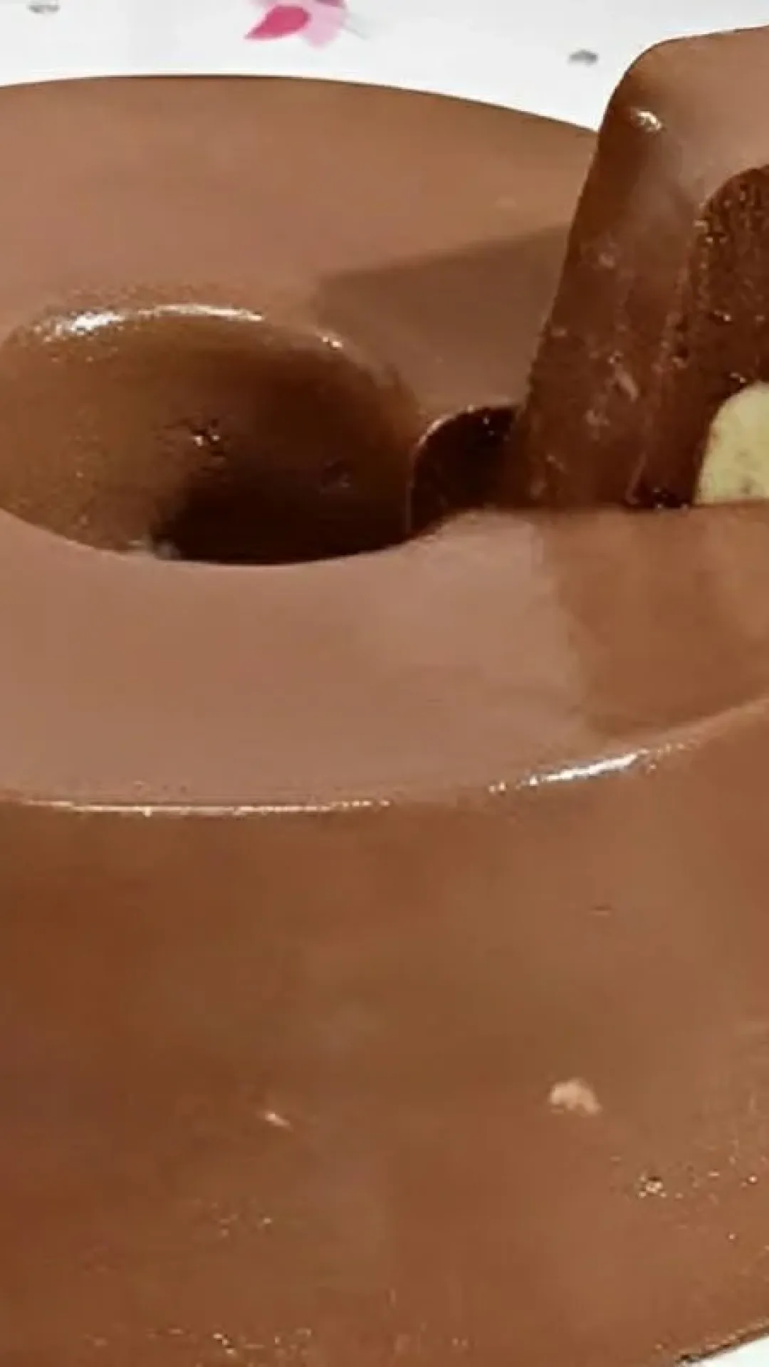 Pudim de chocolate recheado uma sobremesa fácil e econômica perfeita pro seu fim de semana